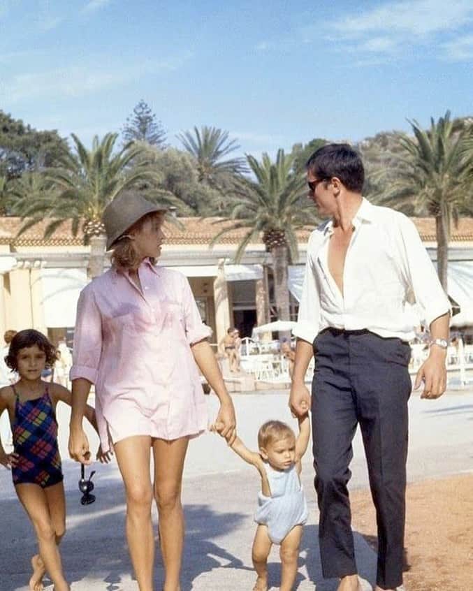 bonpointのインスタグラム：「Effortless chic : Alain & Nathalie Delon.  #mood #inspiration #iconic #family #kids」