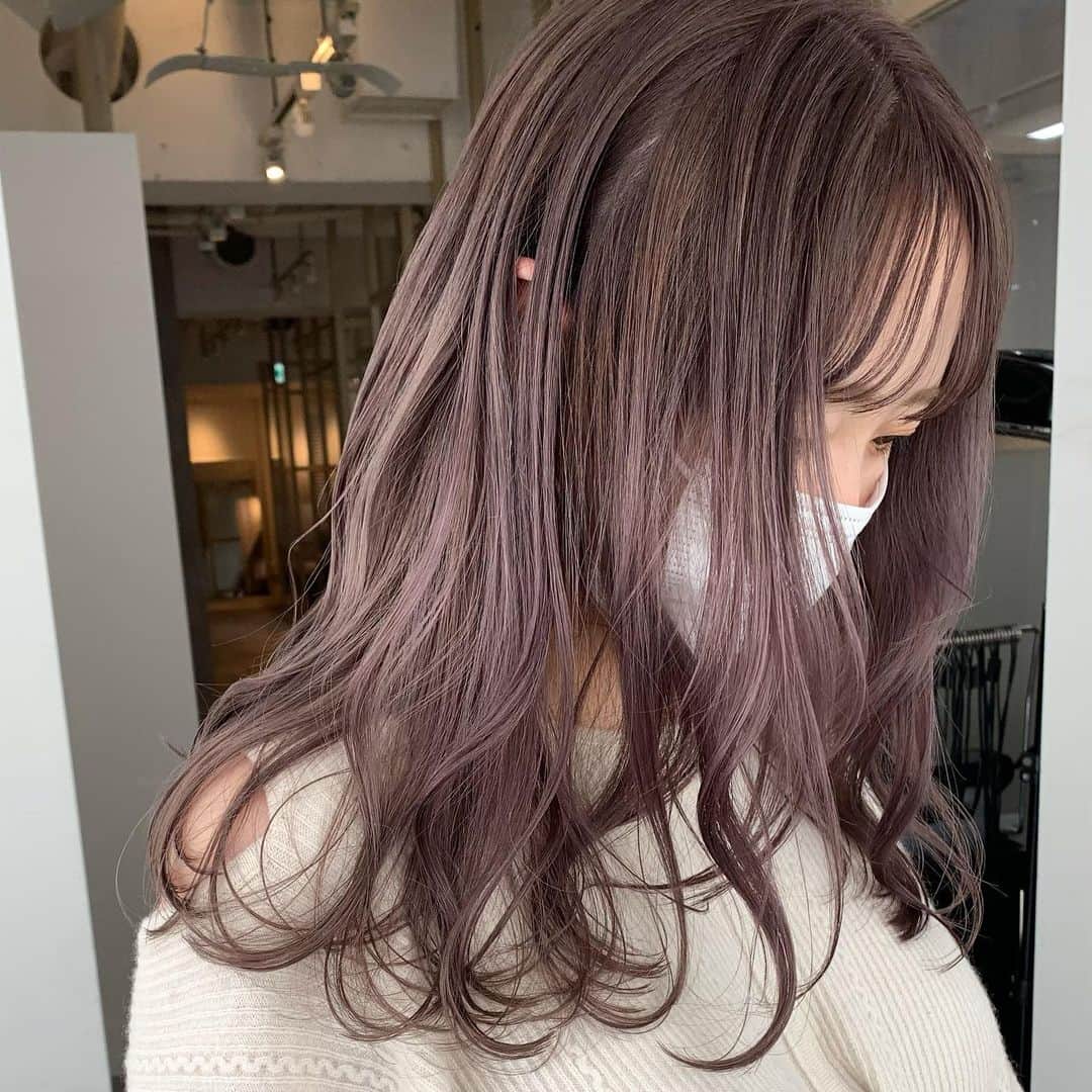 中西結梨花のインスタグラム：「半年ぶりのブリーチ❤︎ 伸びた分は丁寧に1回ブリーチ⚡️  全ての施術、ひとりで担当します💕  前髪ばっさり作って毛先はぷつっと5cmカット✂︎ 表面と顔まわりにだけニュアンスレイヤー。  お洒落で可愛い。大人のハイトーン。 ブロンドに抜けるミルクティーベージュ🌿  カット+ブリーチ+カラー ¥23800 《2.5h〜3h》 ケアブリーチ +¥3000 ケアカラー +¥1000 プレミアムカラー +¥2000  #nakanishi_color#ミルクティーベージュ #お洒落モテヘア#ロングヘア#ブリーチカラー#ハイライトカラー#東京#東京美容室#新宿#新宿美容室」