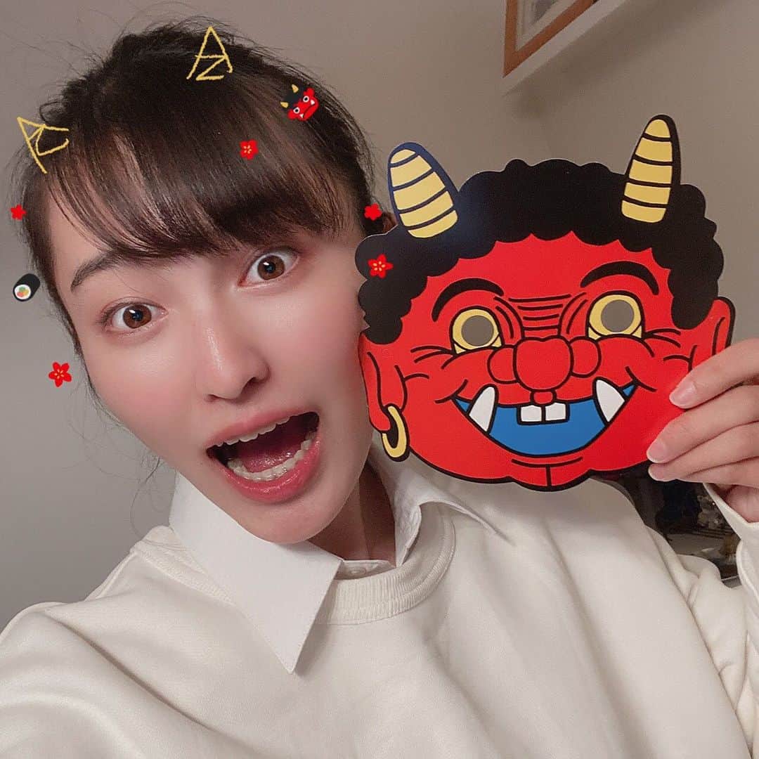 のインスタグラム：「. ぶんぶんはろー節分😎 節分ってことは、、、恵方巻きと豆だあああ（スーパーの） 学校の帰り道ゆく人ほとんどみんな恵方巻き持ってた 日本やなって思います🇯🇵🇯🇵🇯🇵 明日から暦上春なので半袖で学校行きます🏫☁️🌈 春服買わなきゃ💖💖 #恵方巻き#節分」