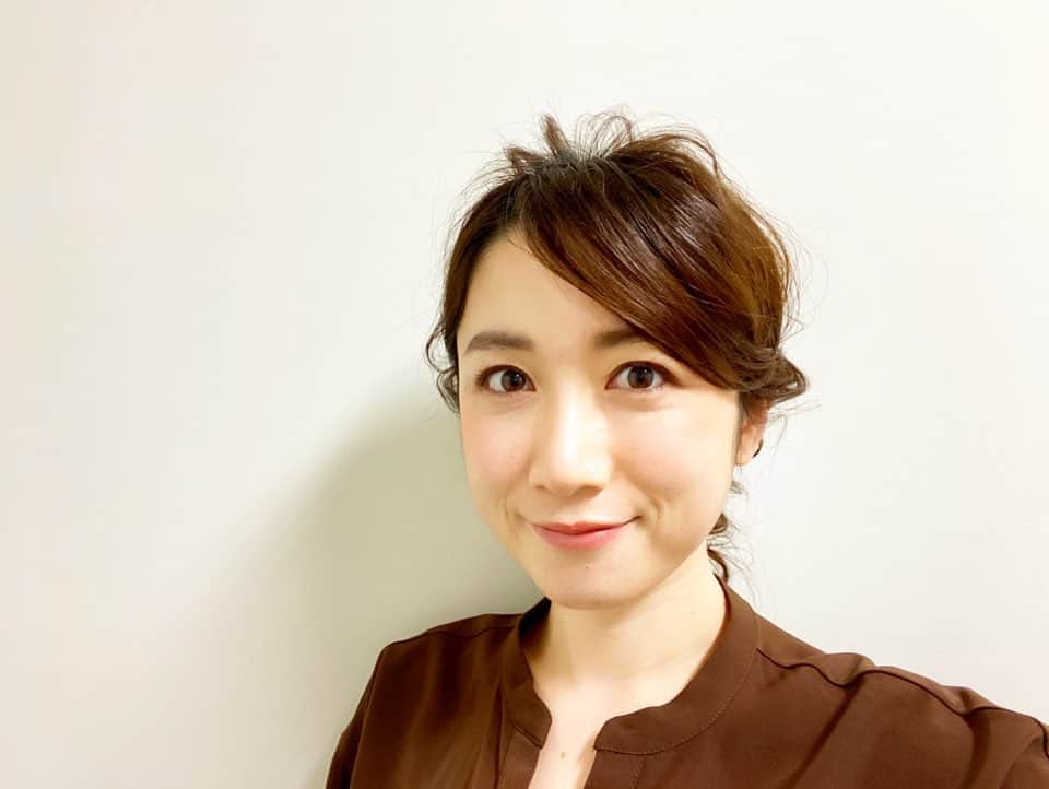 上山真未さんのインスタグラム写真 - (上山真未Instagram)「先週のヘアスタイル！﻿ ﻿ 後ろ姿にこだわりがつまってました🎀﻿ 自分ではできないなぁ…😳﻿ メイクさんに感謝です✨﻿ ﻿ ﻿ #東海テレビ﻿ #アナウンサー﻿ #上山真未﻿ #ヘアスタイル﻿ #ニュースOne」2月2日 19時11分 - ueyama_mami