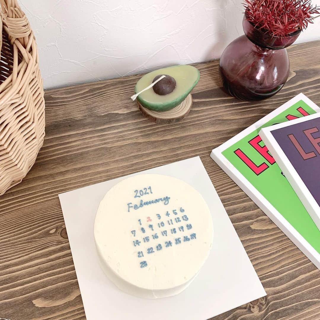 みさねのインスタグラム：「ㅤ 記念日🍊2年と4ヶ月🥱 ㅤ @cakeshop.jp のケーキかわいすぎん？！2/2にした❣️ ㅤ #おうちカフェ #ケーキ #韓国カフェ #カフェ巡り #おしゃれカフェ #センイルケーキ #インテリア #ドライフラワーのある暮らし」
