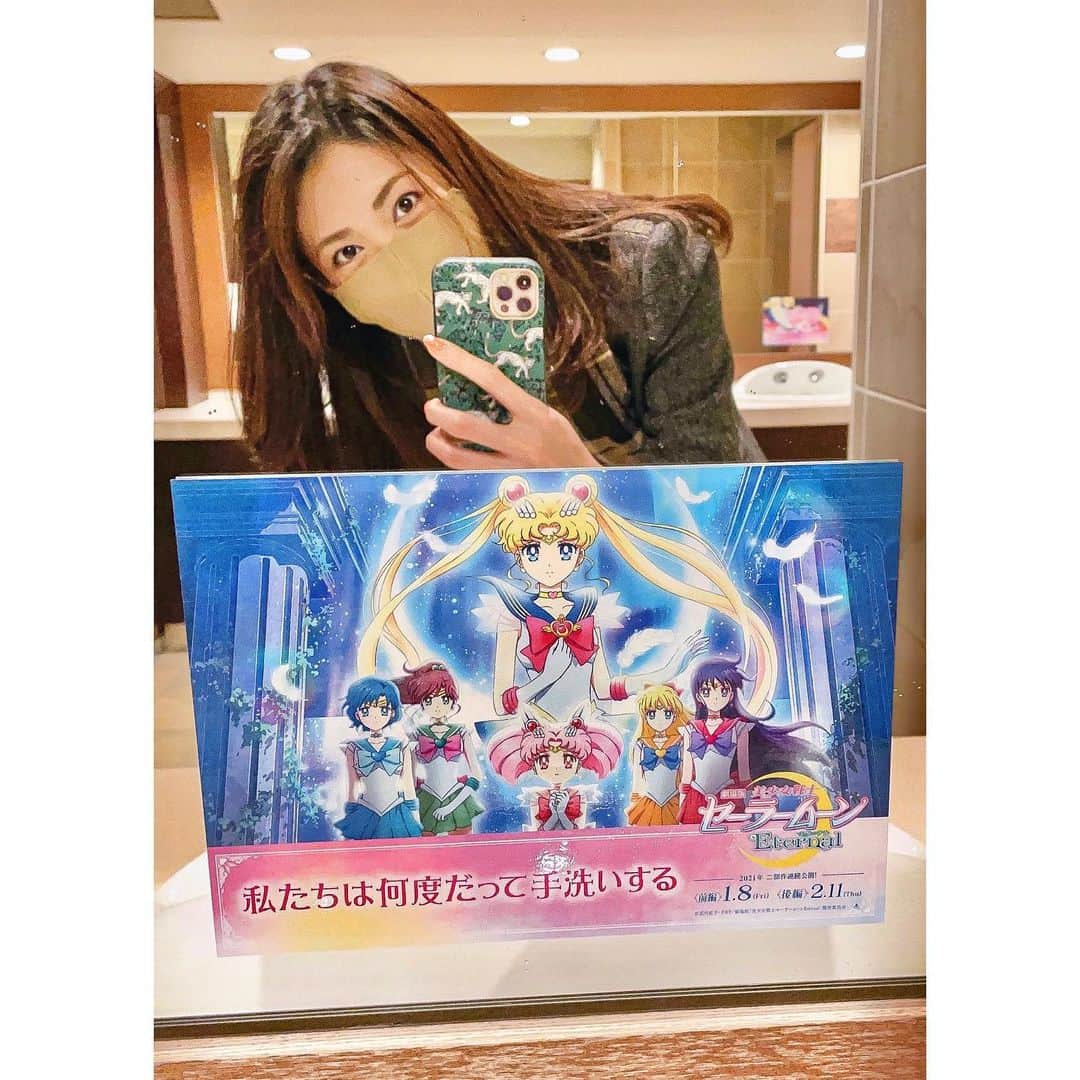 加藤侑紀のインスタグラム：「【🌟不洗手 我會代替月亮懲罰你🌙】 這海報也太吸眼😆我會洗手的～🙌 整個洗手間都貼滿美少女戰士的叮嚀海報😻 ✪ 御手洗まるごとセーラームーンにジャックされてた😻 ゆうきも手洗いするぅ〜🙌😆 ✪ ✪   #劇場版セーラームーンeternal #美少女戦士セーラームーンeternal #永遠の青春 #美少女戰士電影版 #美少女戰士eternal #実はアニメ好き #永遠的粉絲 #レディースデー最高 #愛看電影 #ムーンライト伝説🌙  #映画館で観たい #新宿ピカデリー🎥 #ちびうさ推し  #セラムン欲求 #セーラームーン好き  #ピカデリー新宿 #ピカデリーのトイレ  #sailormooneternalmovie #sailormoonthemovie  #月に代わってお仕置きよ🌙 #代替月亮懲罰你🌙」