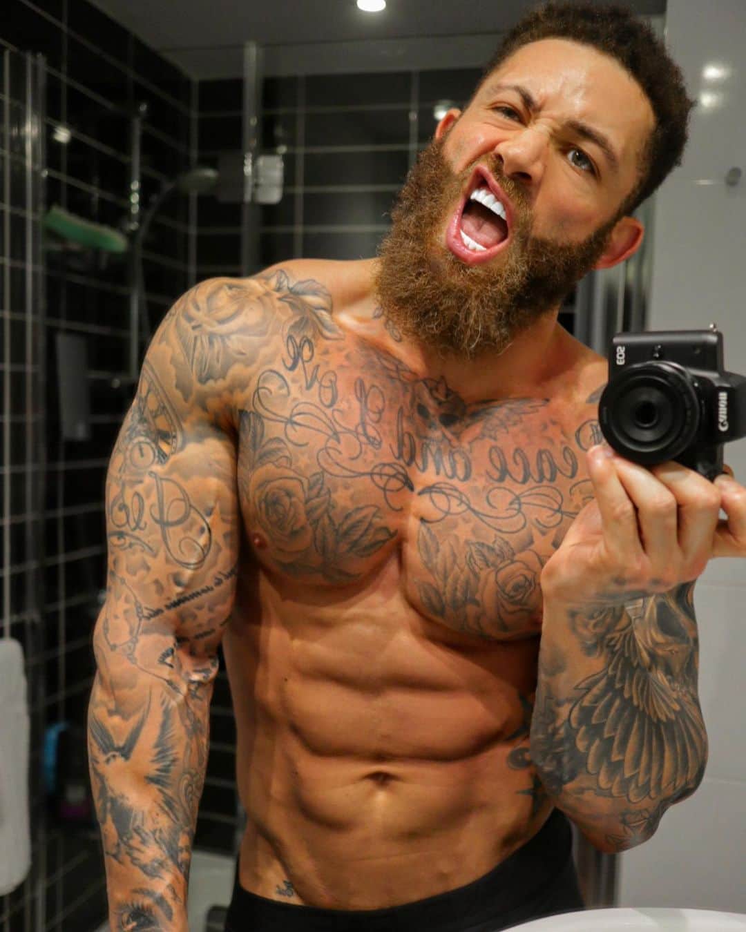 アシュリー・ケインのインスタグラム：「Yo it’s crazy how this hotel room is now my home, my gym and my place of work. Despite my circumstances and limitations, I believe in consistency. I may not have the resources to be GREAT at the moment but I damn sure have enough to be good EVERY SINGLE DAY! From turning up for my daughter, to working or training... I am committed and no matter what... I always show up! 💯✊🏾 Consistency is always 🔑」