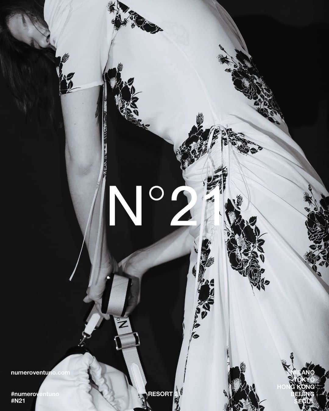 のインスタグラム：「N21 #入荷  @iza_official  #instorenow SHOPIZA.com  #repost @numeroventuno ・・・ N21 Resort 2021 Collection.  In store. NOW. #N21 #numeroventuno #alessandrodellacqua #N21Resort21  #izastagram」
