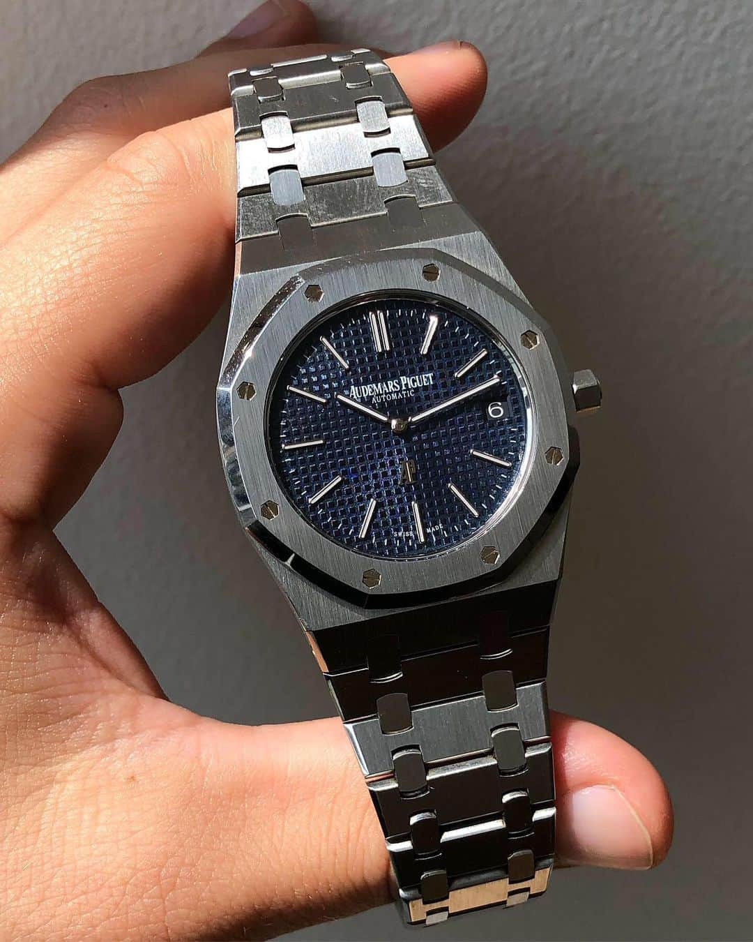 Daily Watchさんのインスタグラム写真 - (Daily WatchInstagram)「The mighty AP Royal Oak 15202ST with blue dial. I loooove how the sunlight reflect on the bracelet 🔥🤩 #DailyWatch #AudemarsPiguet」2月2日 19時18分 - dailywatch