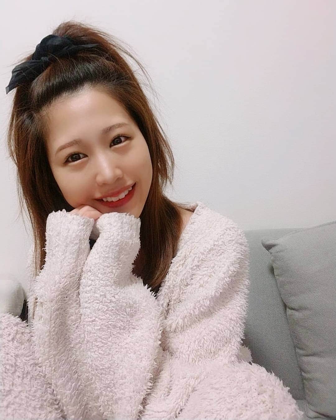 のインスタグラム：「きづけば2月2日 あざといポーズで失礼します🙄  #ジェラピケ のセットアップであったかさ無敵👹  #おうちで節分 #鬼は外福は内 #升がなかったので #ゴシップガールのショットグラスで笑」