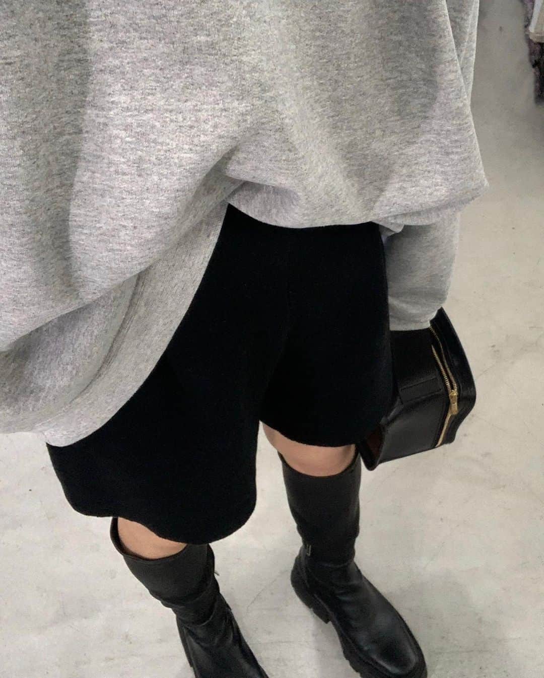 佐藤優津季のインスタグラム：「季節大間違えした今日の服🍃⬜️⬛️ #ootd  #sweatshirts #vintage #pants #tan  #boots #zara  #bag #lifestylist  #ring #jamiray  #glasses #金子眼鏡 #hiltonclassic」