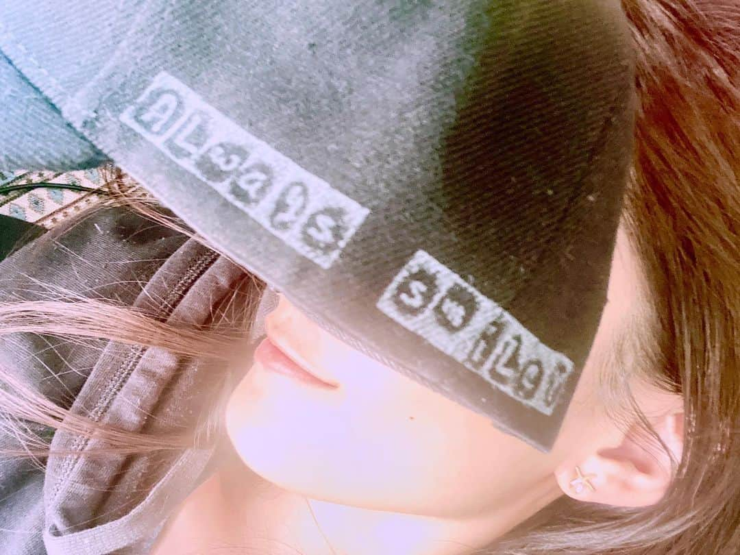 大澤有紗のインスタグラム：「クラファン返礼品🎁 大澤有紗オリジナルキャップ🧢 完成しました〜🧡 ただいま配達中🛵 『ALways smiLeY』 いつも応援してくれる皆さんが、これからもずっと笑っていてくれますように。その笑顔とともにいれますように。 という意味で、大文字だけを繋げると 『ALLY』 になるメッセージです✨ 撮影も無事に終わって、これから少しずつ恩返し。 楽しみにしててくれると嬉しいです😊 ウィークエンドシアターファイナル公演『スタッフルーム』 配信は２月中旬の予定です🍎 わくわくするで😍  #オリジナルグッズ #オリジナルキャップ #alwayssmiley #allyoriginal #ウィークエンドシアター #ファイナル公演 #スタッフルーム #舞台配信 #乞うご期待」