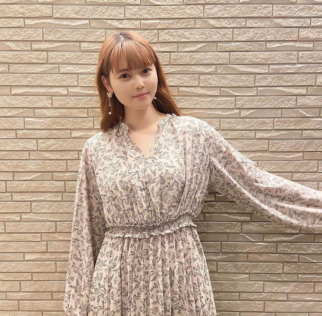 松岡花佳のインスタグラム：「ワンピースな日🕊❕  首元が空いてるからスッキリして見えるし、 ワンピースのウエストの位置が高いからスタイルよく見える！  それとスカートのプリーツが綺麗なの🥺💖  首元スッキリみえる服大好きだから愛用しよっと🛍🤍  #gu_for_all  #GUstyle #gupr #ワンピース #フラワープリントワンピース」