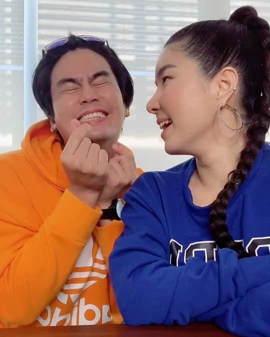 GYEON SEOのインスタグラム：「_* เมื่อโลกเปลี่ยนไป ผู้หญิงต้องเป็นฝ่ายเริ่ม 🤣 . . @hunz_iph  @hunzgmemo」