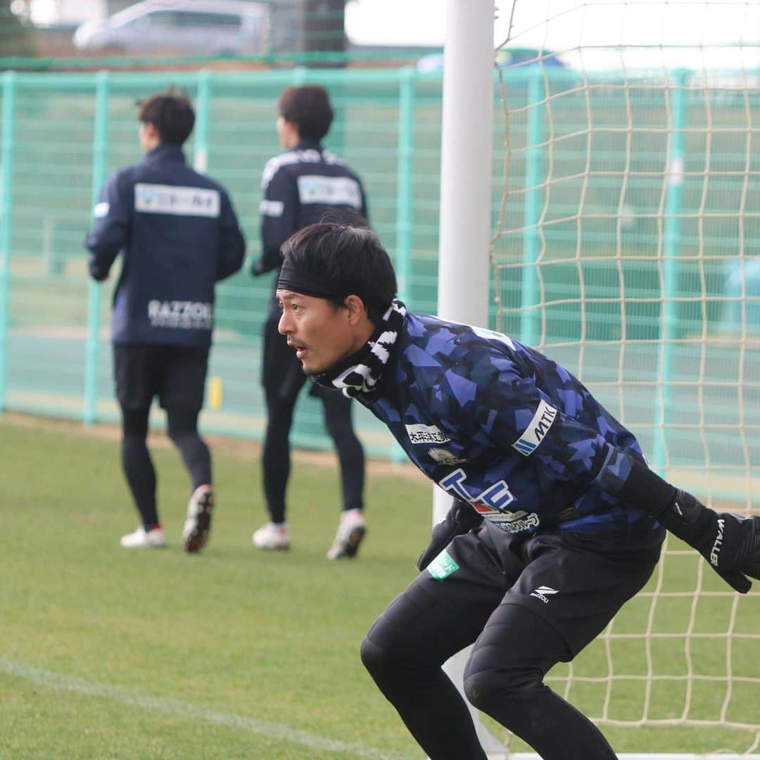 桐畑和繁さんのインスタグラム写真 - (桐畑和繁Instagram)「8歳でGKになって。何が嬉しかったって。キーグロを買ってもらった時。 今年で34歳。 このグローブを作った同い年の彼と出会ったのは20代だったかな。 プロ選手が使うグローブをいつか作りたい。 そんな夢を叶えた彼のグローブをつけてプレーできる幸せ。 これを着けていろんなものを掴みたい @waller_goalkeeper  #1987年生まれ  #昭和62年生まれ  #頑張っていきましょう！！」2月2日 19時41分 - k.kirihata