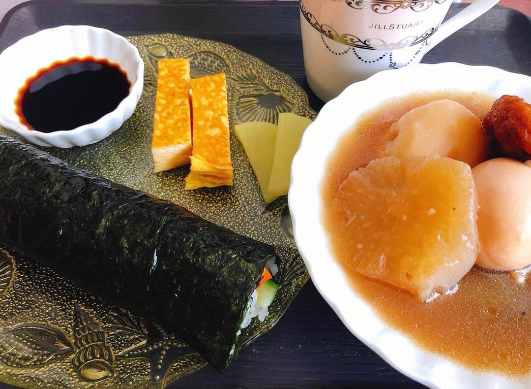 佐野千晃のインスタグラム：「ご飯は夜以外も作ってるんだけど朝ご飯とかお昼ご飯的なのをまとめてみた🤤﻿ ﻿ 丼ものとか一品とかが多いけど前日の夜ご飯の時もあるのバレる🤤笑﻿ ﻿ ①恵方巻き﻿ ②海鮮焼きそば﻿ ③the朝ごはん﻿ ④ピーマンの肉詰め﻿ ⑤豚汁と混ぜご飯﻿ ⑥海鮮チャーハン﻿ ⑦キノコ浸し﻿ ⑧ソース焼きそば﻿ ⑨ナスのボロネーゼ﻿ ⑩だしから作ったおでん﻿ ﻿ 料理は好きだけど洗い物は嫌いでーす🙋‍♀️﻿ ﻿ #ちゃー飯 #チャークッキング #yummy #Delicious #good #love #handmade #made #in #moana #instagram #instagohan #instafood #手作りご飯 #お昼 #朝」