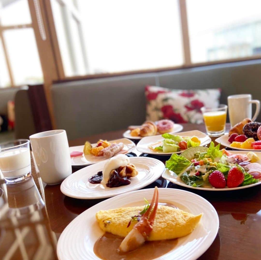 Hilton Tokyo Odaiba ヒルトン東京お台場さんのインスタグラム写真 - (Hilton Tokyo Odaiba ヒルトン東京お台場Instagram)「#ヒルトン東京お台場   彩り豊かな朝食メニューで、一日をスタート😋🍳🍩  SEASCAPEオリジナルのドーナツケースに入ったドーナツは、お子さまにも大人気です♪  #朝食 #ドーナツ #オムレツ #朝食ビュッフェ  #ホテル #ヒルトン #東京 #お台場 #台場 #ステイケーション#breakfast  #hiltonodaiba #hilton #odaiba #daiba #donuts  #staycation #fhotography」2月2日 19時33分 - hilton_tokyo_odaiba