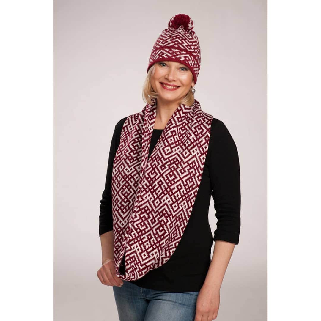 ティネスのインスタグラム：「🇱🇻🇱🇻🇱🇻 Soft wool infinity scarf & matching hat with traditional pattern.  Order in our flag colors or choose other color combinations online: WWW.TINES.LV WORLDWIDE SHIPPING」