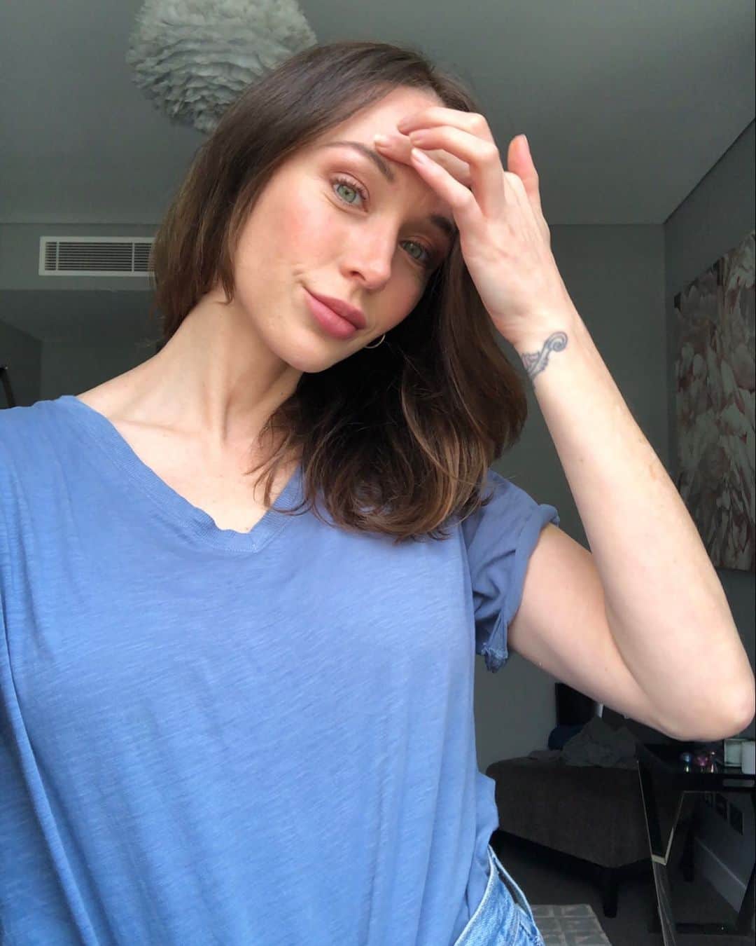 エミリー・スコットのインスタグラム：「👩‍🏭👕👖 Blue 🔹 Works on the throat chakra 🌀 and third eye, which is in between our brows.  ~~~ #balancing #chakra」