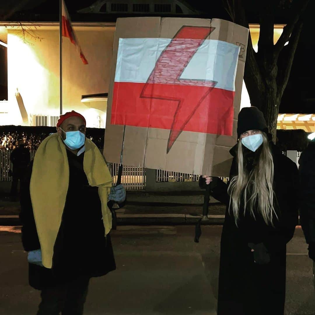アニヤ・ルービックのインスタグラム：「(English below)👉 @marykomasa pod czas protestów w Berlinie pod posesją Pani Julii Przyłębskiej.. tak kochani.. ta sędzia, która wydała wyrok na polskie kobiety i rodziny mieszka sobie wygodnie w Berlinie. Pani Julia,  odbiera prawa reprodukcyjne polskim obywatelom mieszkając sobie na codzień w Niemczech. Co o tym myślicie?  #strajkkobiet #prawareprodukcyjne #prawakobiet #prawaczłowieka  👉@marykomasa during protests in Berlin near Julia Przyłębska’s property .. yes my darlings .. the judge who introduced near total ban on abortion in Poland  lives a calm life in Berlin.  Julia, deprived Polish citizens of their reproductive rights while living in Germany... any thoughts?」