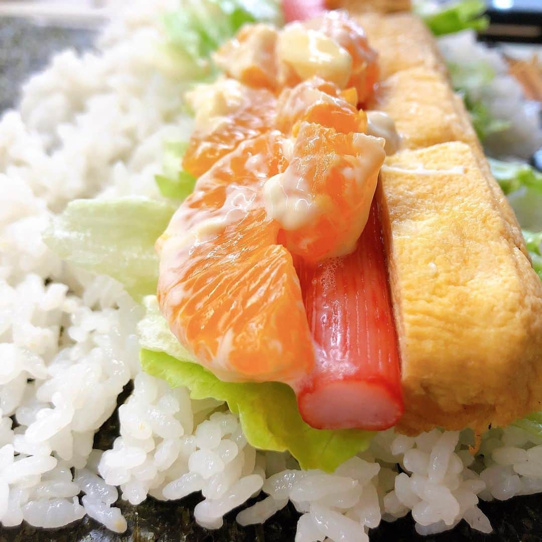 和歌山県食品流通課さんのインスタグラム写真 - (和歌山県食品流通課Instagram)「今日は節分👹  恵方巻きをつくろう！  ということで、みかんを巻いた「オレンジ巻き」。  巻き寿司にみかん、意外と合うんです！  マヨネーズがポイントかも🤭  レシピは、クックパッドの「和歌山県食品流通課公式キッチン」に詳しくご紹介していますので、ご覧ください☺️  #和歌山 #おいしい健康わかやま  #クックパッド #節分  #恵方巻き」2月2日 19時40分 - tasty_healthy_wakayama