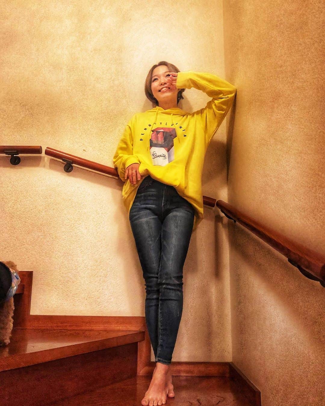 のインスタグラム：「148cmママコーデ  珍しく　yellow💛💛 そしてunisexのこのたっぷりなオーバーサイズのパーカーに このストレッチデニムスキニータイトパンツが可愛いすぎる 148㌢でも丈詰めせずはけて、 ちょっとハイウエストに着こなして パーカーの前だけインすると すごくスタイルアップ効果がある  スキニーって動きにくいイメージあるけど、伸縮性がすごくあるので、子育て中ママにもおすすめ  そして　@8plejeans のパーカーはメンズもレディースもオシャレすぎるので、ぜひみてみてね❤︎ 有名グラフィックデザイナーが描いているんだよ❣️ ちなみに キャンペーンで2月1日〜全品50%OFFで販売中なので、チャンスです⭐️  #PR #男の子ママ #ママコーデ #低身長コーデ #低身長ママコーデ  #148cmコーデ  #読者モデル #読モ #mamagirl  #hugmug #男の子ママと繋がりたい  #おちびコーデ  #おちびの輪  #新米ママと繋がりたい  #産後11ヶ月  #おしゃれさんと繋がりたい  #ファッション #今日のコーデ #ootd」