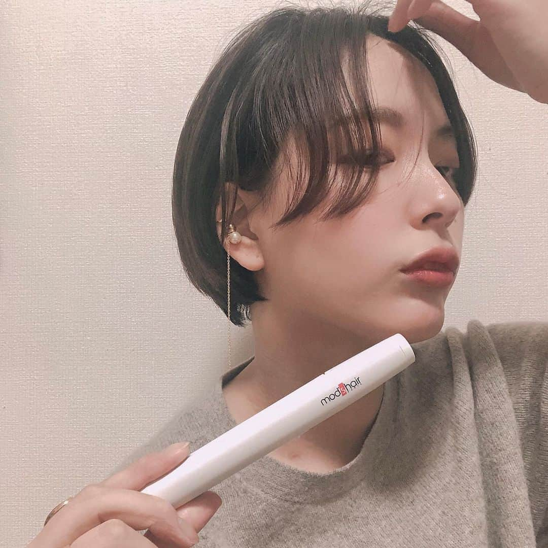 lily112988さんのインスタグラム写真 - (lily112988Instagram)「: #hairstyle . . 巻いても 取れやすい髪質で 出先でほんとに困る😱 どーにかならんもんかね🤔 と探して見つけたのが  ▶︎ mod's hair STYLISH MOBILE HAIR IRON  動画にも文字入れしたけど ・モバイルバッテリーやシガーソケット もちろんコンセントも🆗  ・最高温度190℃  ・使用後すぐに収納出来るキャップ付き！  わたしみたいに 巻きが取れやすい人はもちろん ジムの後サクッと使えたり 仕事の前後とか バッグや 車に入れておいたら安心✌️✨ . . . @mods_hair_stylingtools #modshair #modshairstylingtools #modshairmobilecollection⁣ #modshairmobilehairiron⁣ #modshairmobileheatcomb #モッズヘア #モッズヘアモバイルヘアアイロン #モバイルヘアアイロン #モバイルヒートコーム  #ヘアアイロン #ストレートアイロン #コテ #前髪アレンジ #MHS1341 #PR #ヘアアレンジ #ショートヘア #ショートカット #ショートカット女子 #ハンサムショート #ハンサムショート女子 #ハンサム女子」2月2日 19時49分 - lily112988