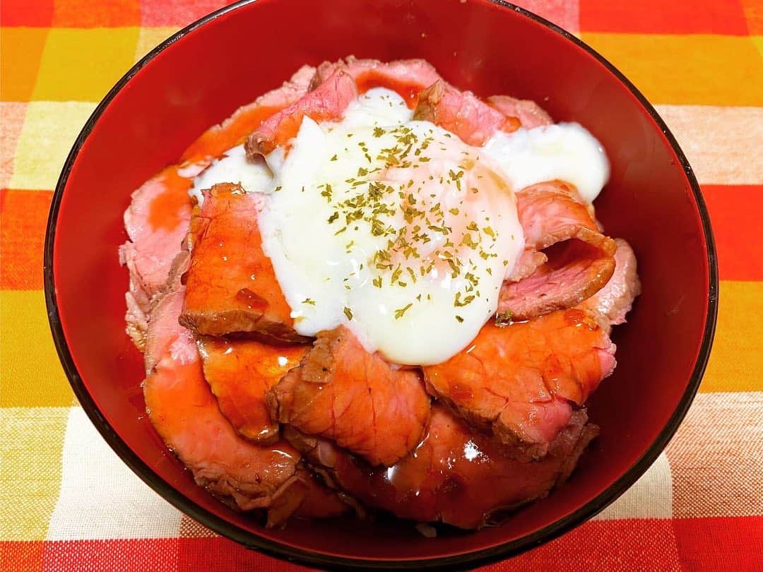 森碕ひろかさんのインスタグラム写真 - (森碕ひろかInstagram)「#晩ごはん ローストビーフ丼🍖✨✨  誕生日プレゼントで頂いたAmazonギフト✨✨  500グラムを美味しくたいらげた自分に引きました←  ありがとうございます☺️💕  野菜スープはパックに入ってた肉汁を使用しました。 余す事なく最高に美味しかった🤦‍♀️💕」2月2日 19時42分 - morisakihiroka