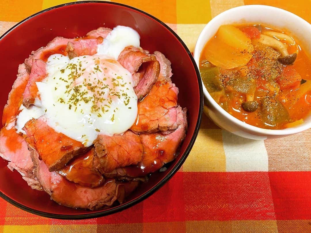 森碕ひろかのインスタグラム：「#晩ごはん ローストビーフ丼🍖✨✨  誕生日プレゼントで頂いたAmazonギフト✨✨  500グラムを美味しくたいらげた自分に引きました←  ありがとうございます☺️💕  野菜スープはパックに入ってた肉汁を使用しました。 余す事なく最高に美味しかった🤦‍♀️💕」