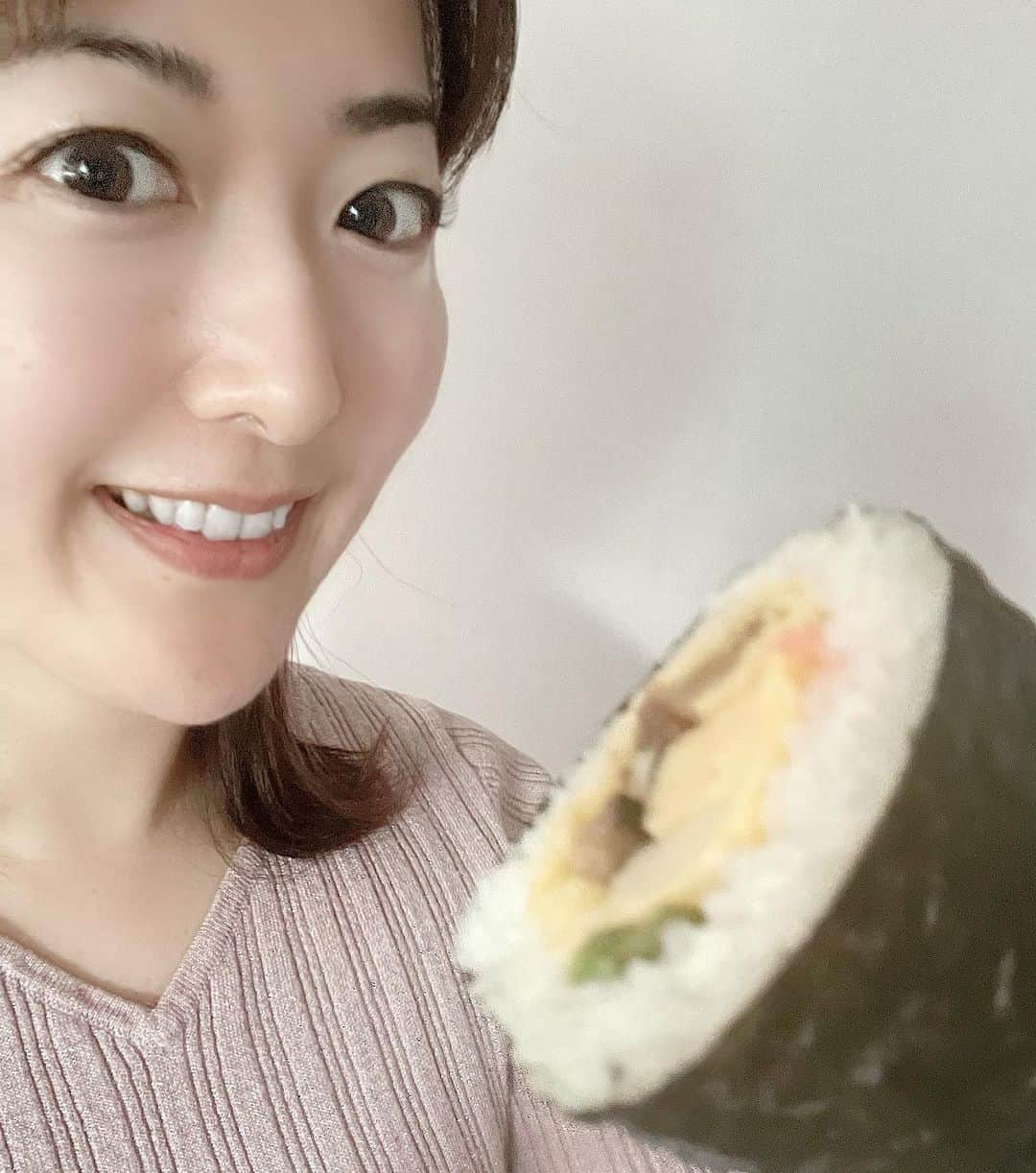 前田真里さんのインスタグラム写真 - (前田真里Instagram)「鬼は、外！福は、内〜✨  #節分　今年は、南南東を 向いて太巻きをいただきました🤗  みなさんに「福」の お裾分けです🖌✨✨↓」2月2日 19時43分 - maedamari