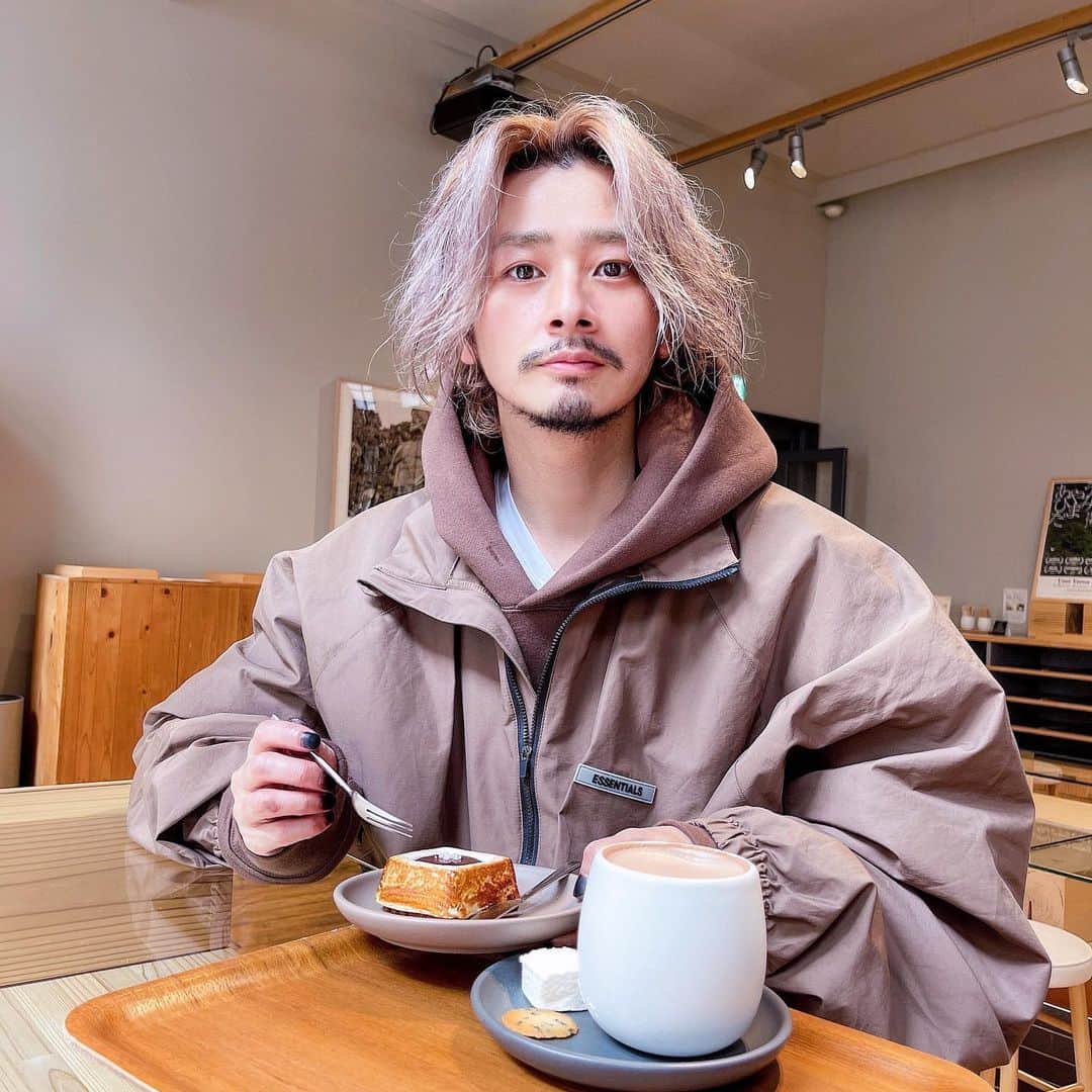 加代憲康のインスタグラム：「明日は1日動画撮影です。 secret colorのhazushiや理論を全部動画でまとめます！ ミルボンの皆さんよろしくお願いします。  オンラインサロン secret colorも皆さんいつもありがとうございます！  全国にsecret colorを届けていきます！」