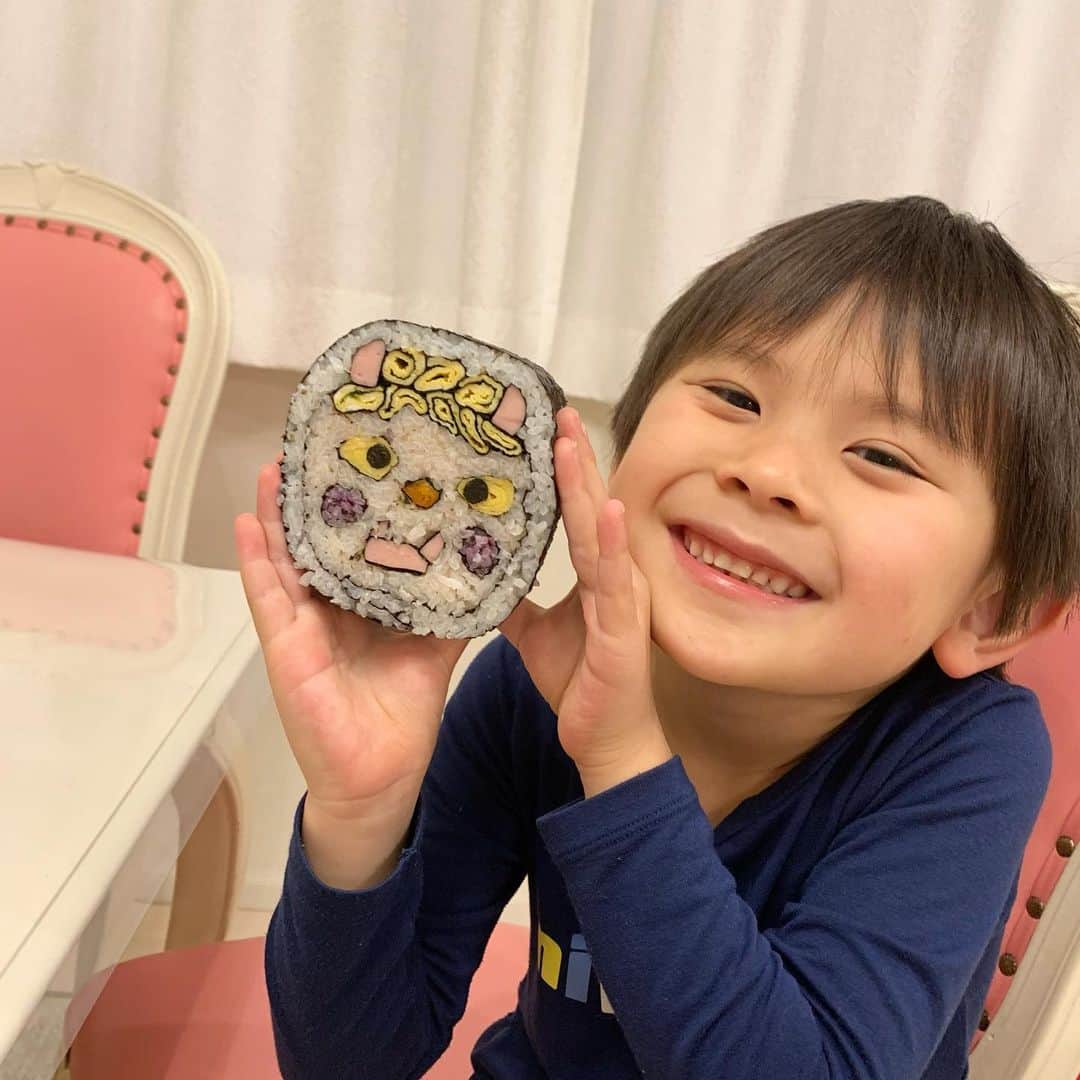 町田亜里香のインスタグラム：「いびつな鬼太巻👹が出来ました。 初めて作ってみたけど😂😂🤍 まじで…難しい🤣🤣 母と一緒にあーでもない こーでもないと作りました😭！ 一時間ぐらいかかった👹 . . 来年はもっと簡単で 可愛いものにしようかな🤫🤫。 . . じゅきが喜んでたのでよし😂 . この他には、 恵方巻きと海鮮丼🙆‍♀️💕 いくらは北海道物産店？で買った 美味しすぎるいくら😊🤍 . . #節分 #海苔巻き  #鬼 #鬼海苔巻き #恵方巻き  #恵方巻き作り #お寿司  #豆まき #年長 #年長さん #6歳」