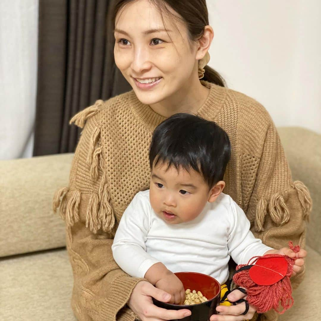 伊藤春香さんのインスタグラム写真 - (伊藤春香Instagram)「わちゃわちゃな節分。﻿ ﻿ 去年と同じ鬼パンツを﻿ 履かせてみました。﻿ ﻿ 去年はぶかぶかだったのに﻿ 今年はきつきつ。﻿ ﻿ #節分 #節分2021 #育児 #豆まき #鬼﻿ #鬼パンツ  #👹 #selectmoca #selectmocaコーデ #セレクトモカ」2月2日 19時47分 - ha_chu