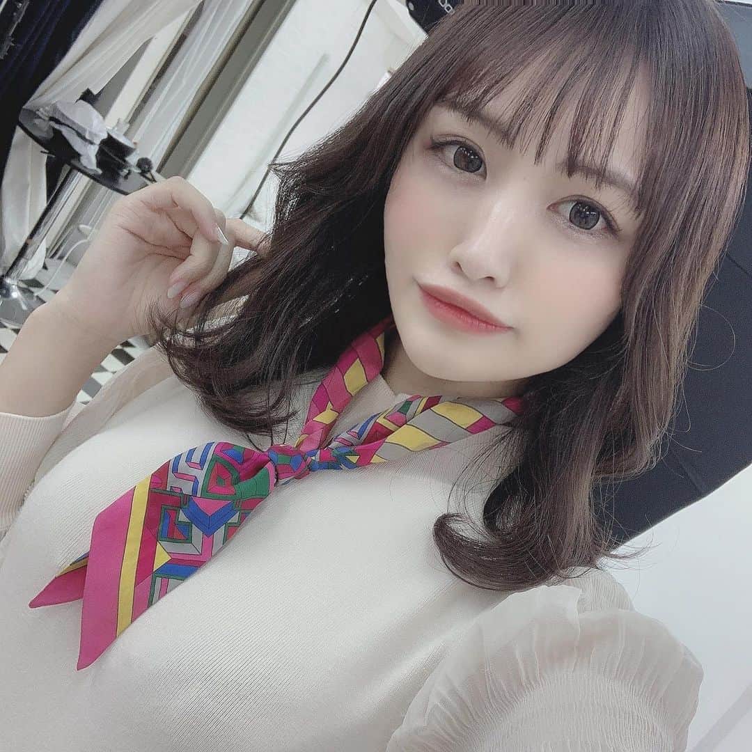 餃子のりさちゃんのインスタグラム：「長らくのシースルーバングに飽きて少し前髪重めのおろしスタイル🦐♥️」
