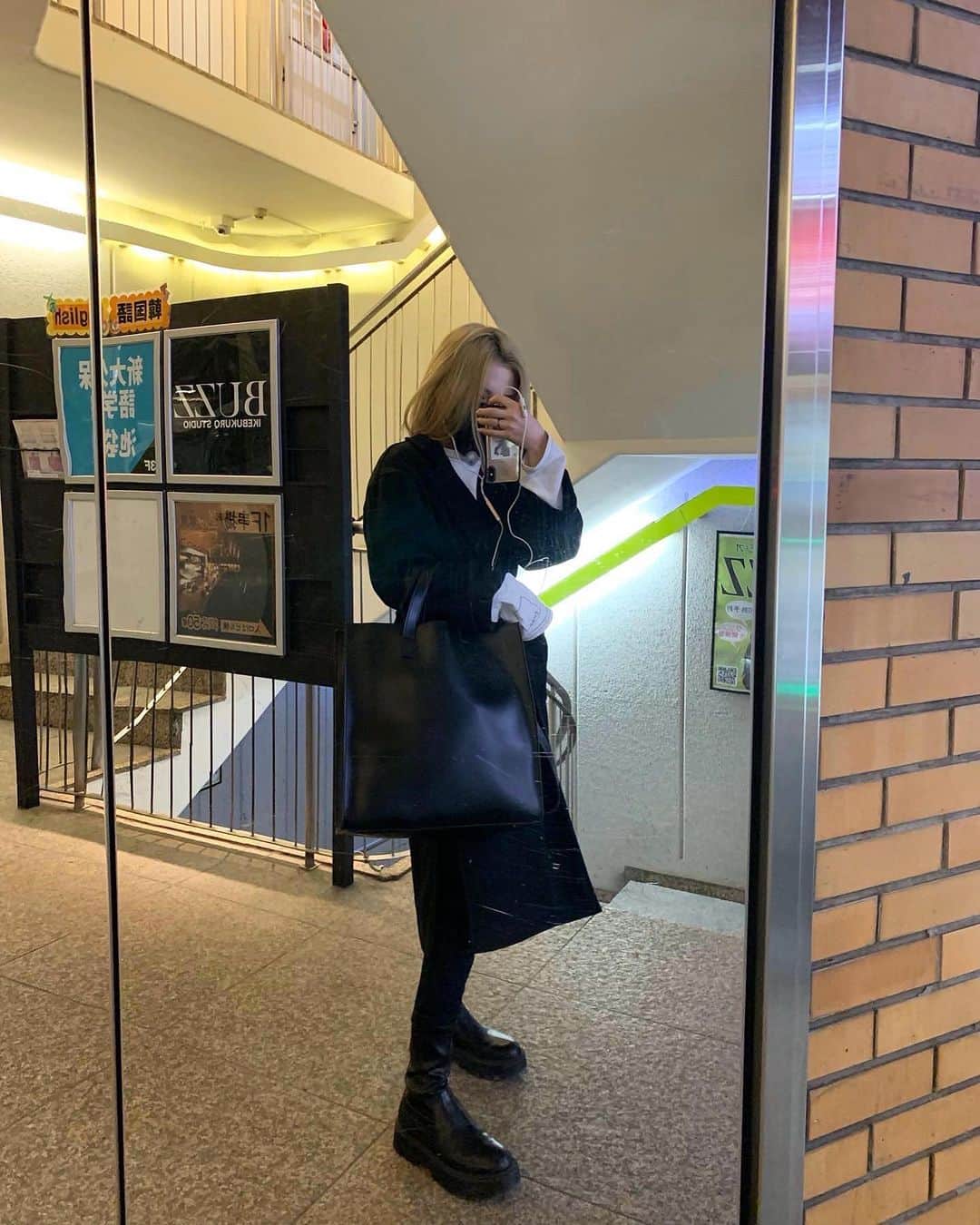 谷川聖のインスタグラム：「結局行き着く先は黒﻿ ﻿ ﻿ ﻿  coat @beep_ss  tops﻿ @__emma__official_  pants﻿ @gu_for_all_  boots﻿ @bershka  bag﻿ @beep_ss  ﻿  ﻿ #dailylook#ootd#오오티디 #beep#gu#guコーデ#プチプラコーデ#韓国ファッション#韓国コーデ#モノトーン#モノトーンコーデ#ハイトーンカラー #ハイトーンボブ」