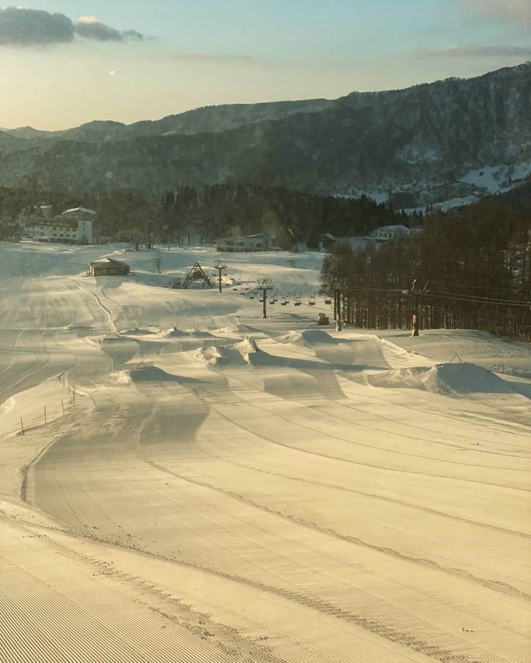 岡本圭司のインスタグラム：「ハチ高原THE PARKS HACHI @the_parks_hachi の朝焼け。 雪の少ない西日本でここまでのパークを作るのは多くの人の協力や努力が必要。 是非一度遊びに来てみてください。 #theparkshachi  #theparks  #park #ハチ高原 #パーク」