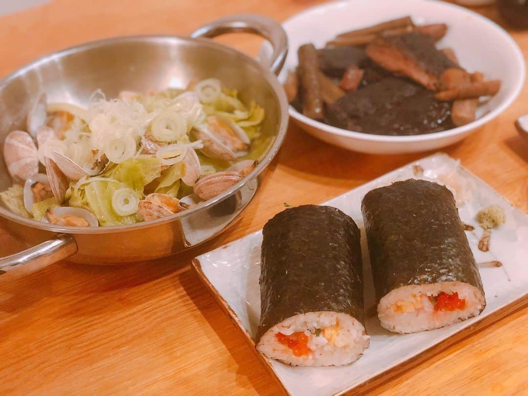 平田薫のインスタグラム：「節分！ 豆まきはしなかったけど、お魚屋さんで恵方巻き買ってきたよ。 夫と半分こしようと長いのを一本。(切っちゃダメ説あるけど、この長さで売ってるものもあるからいいことにする。笑) 半分に切ったらイクラが出てきて感動〜、中の具材も全て美味しかった。流石魚屋さん。  魚屋さんで見つけたら絶対買う、本マグロのアラとキャベツたっぷりアサリの酒蒸し。 今日のアラ煮もいいけど、明日以降天才的に美味しくなるんだ。明日が楽しみ。  普段座ってる椅子の向きがほぼほぼ、南南東だったので、少しだけいつもより傾いて食べました。  今日はこの後、ミステリーハンターのみんなと#clubhouse やるよ。 ちゃんとやるの初めて。ドキドキ  #かおる食堂#節分#恵方巻き #アラ煮#本マグロ #アイコン変えた」