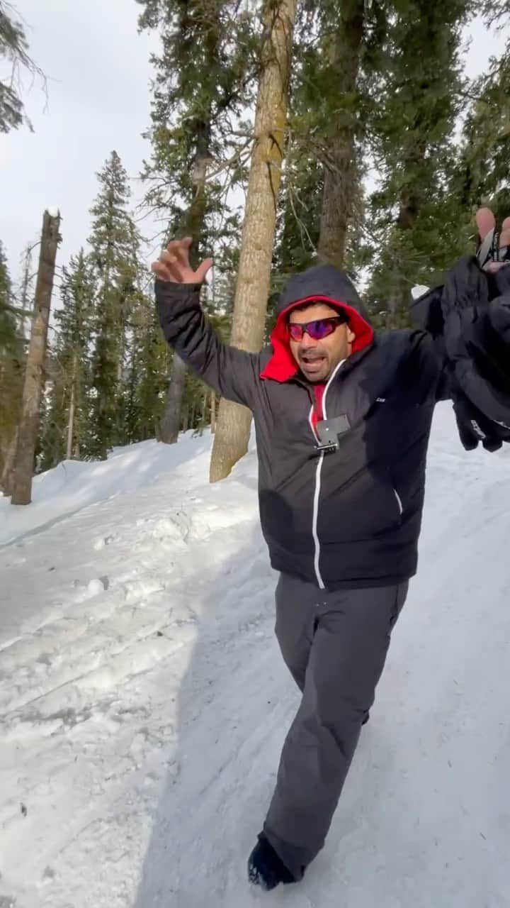 Gaurav Tanejaのインスタグラム：「Mein aa raha hoon prem bhai One of my fav movie #noentry #flyingbeast」