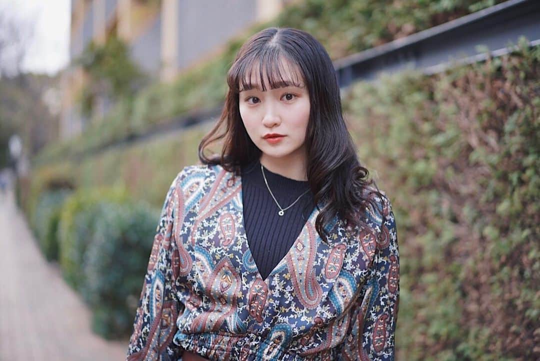 加藤早和子のインスタグラム：「❤︎ 今日も1日お疲れ様です☺️  皆さん、親知らず🦷は抜いた事ありますか？？  私は2年ほど前に1本だけ抜いていて 3本は残っている状態だったのですが 突然痛くなって来週抜く事になりました🥲🥲  抜くの怖いけどミスの本戦に被らなくて良かった…… (心の声)  朝は口が開けられないほど痛かったのですが、 今は薬も効いて元気モリモリです😤💪🏻  家族も気を遣ってくれて 子供サイズの恵方巻を買ってきてくれました🍣  今年一年も健康でいられますように！  P.S. 最近写真難民🤓 . . #時差投稿 #時差 #青山学院大学 #女子大学生 #一眼レフ #ポートレート#ポトレ #被写体 #いいね返し #portrait #as_archive #portraitphotography #as_picture #portrait_mood」