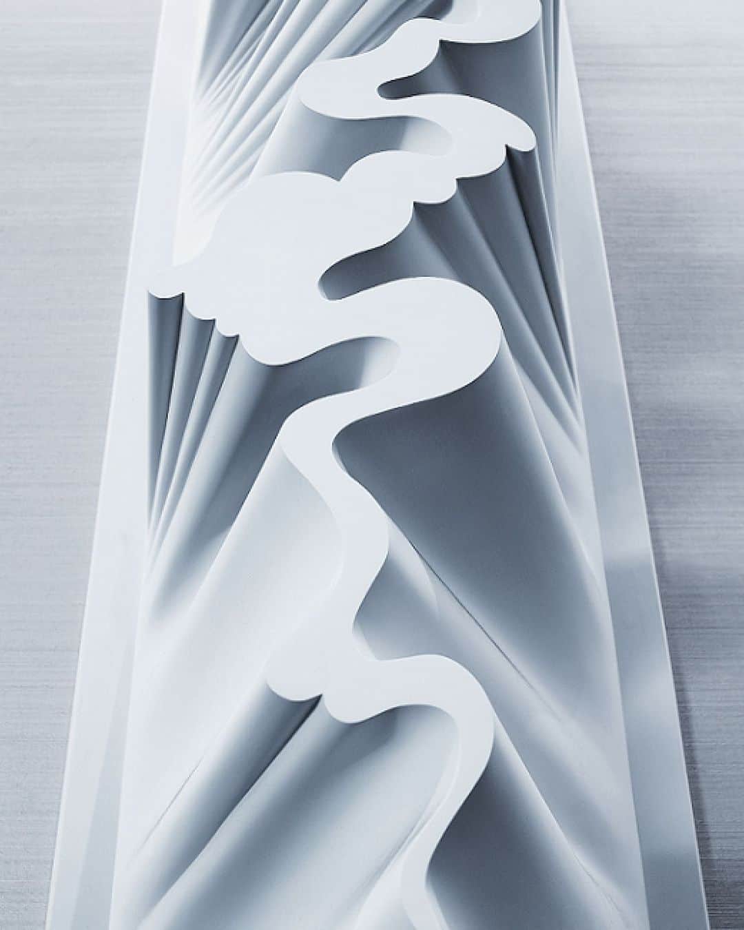 Conrad Tokyoさんのインスタグラム写真 - (Conrad TokyoInstagram)「彫刻家・袴田京太郎氏の作品「Smoky Mountain」。コンラッド東京に訪れた際は、様々なアート作品に目を向け、インスピレーションを得てみては。﻿ ﻿ Introducing "Smoky Mountain" by sculptor Kyotaro Hakamata. When you visit Conrad Tokyo, discover our art works and find new inspiration.﻿  Share your own images with us by tagging @conrad_tokyo﻿ —————————————————————﻿ #コンラッド東京 #コンラッド #ホテル #汐留 #東京 #新橋 #銀座 #港区 #ホテルステイ  #ステイケーション #おこもりステイ #ホテルアート #袴田京太郎﻿ #ConradTokyo #StayInspired #Shiodome #Shinbashi #staycation #hotelstay ＃hotelart」2月2日 19時57分 - conrad_tokyo