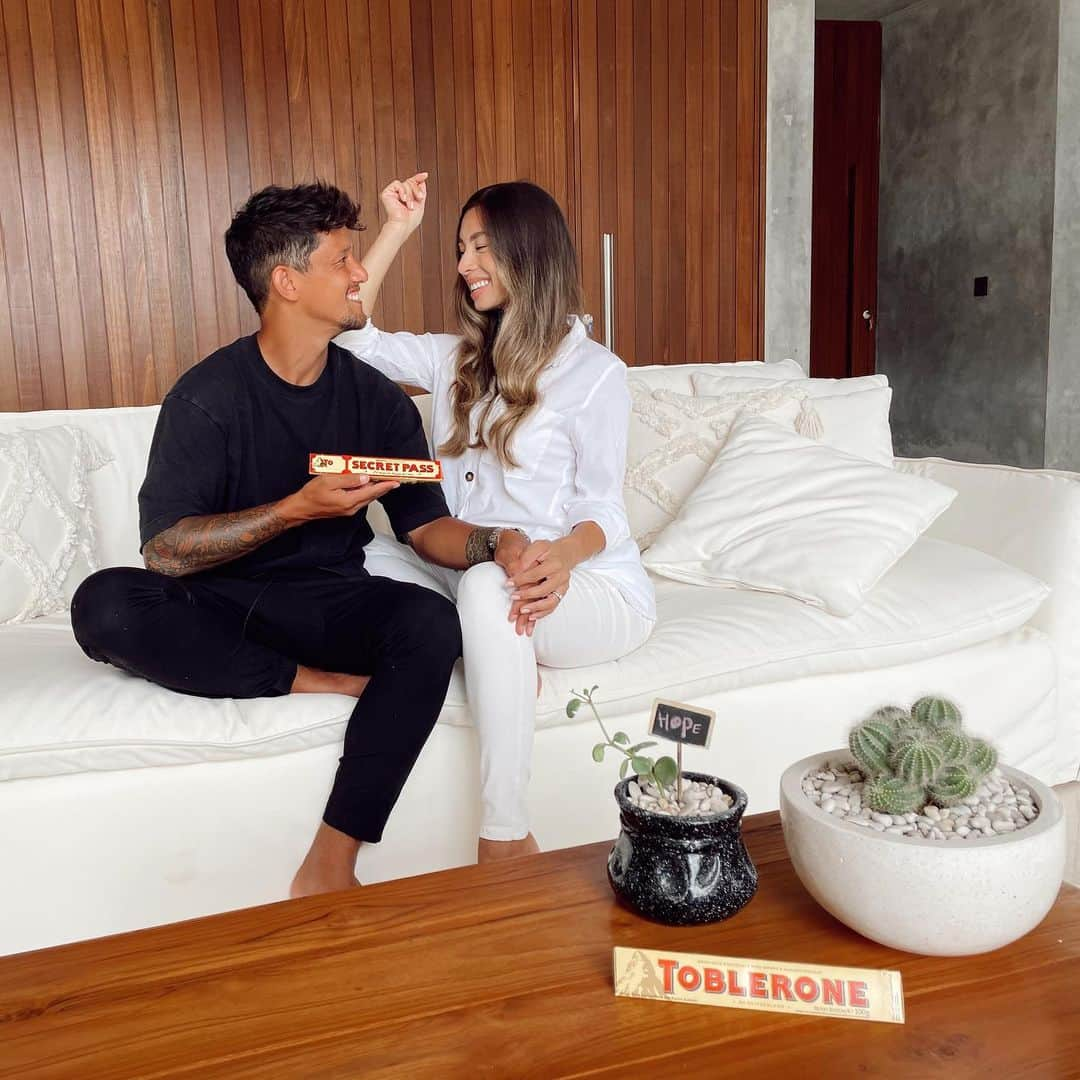 イルファン・バフディムのインスタグラム：「Valentine ini aku kasih @tobleroneid untuk isteri ku tercinta. Walaupun di rumah aja tetap bisa romantis dong...  Dan pas banget aku kasih dia cokelat Toblerone Secret Pass! Jadi, aku janjiin isteri ku @jenniferbachdim kalo dia boleh tau 1 rahasia yang belum pernah aku kasih tau dia.. Kira-kira kalian tahu nggak nih apa rahasianya??  Masih banyak ide aktivitas Valentine yang bisa dilakukan di rumah dengan pasangan lho. Penasaran? Beli aja Toblerone edisi Valentine di toko terdekat!! #TobleroneVouchers #ThoughtfulGift」