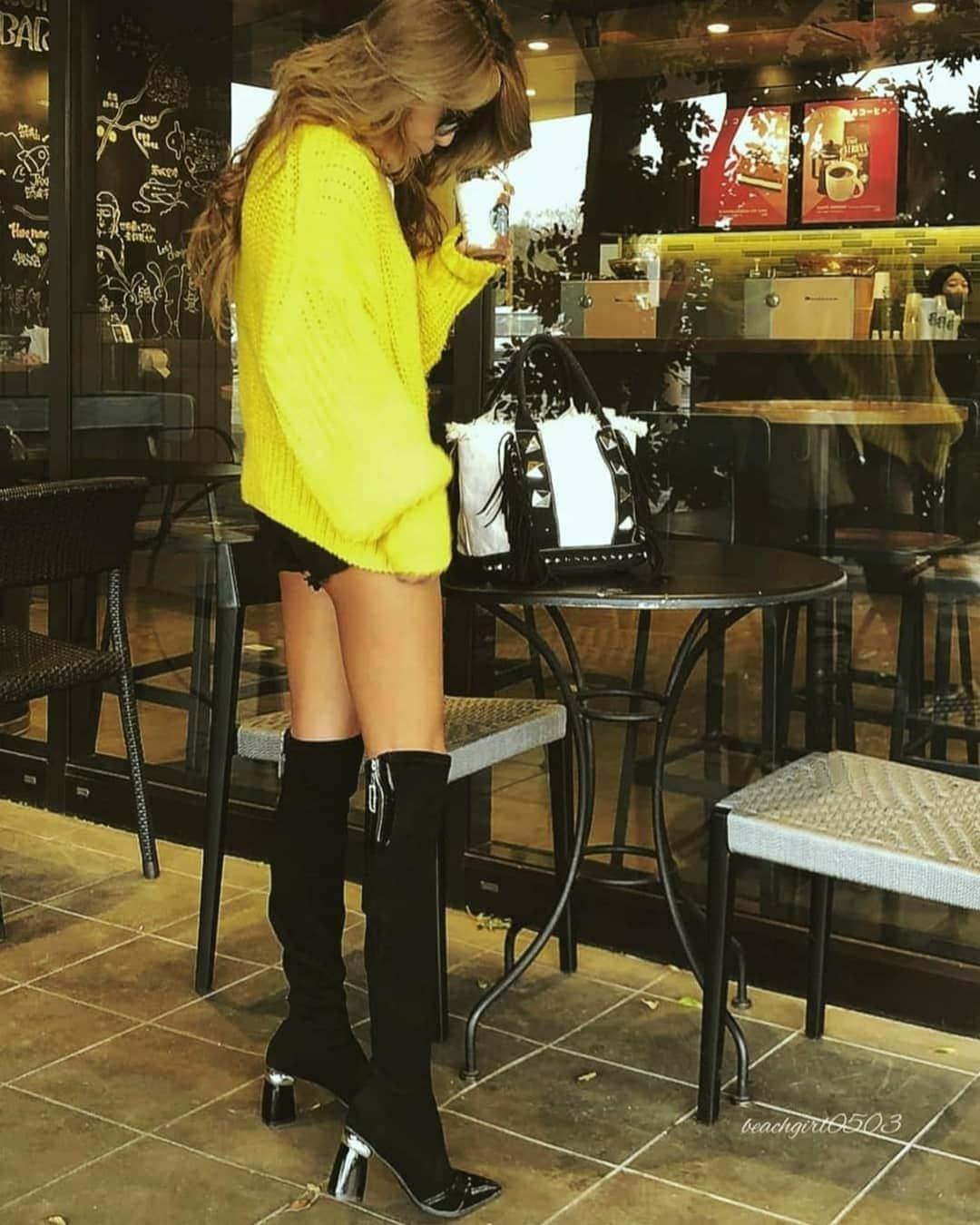 𝑵𝒐𝒓𝒊のインスタグラム：「. . . . 📷𝚆𝚎𝚍, 𝙹𝚊𝚗𝚞𝚊𝚛𝚢 𝟸𝟽, 𝟸𝟶𝟸𝟷 心も気候もポカポカだった日♡ . . . この日はほんと暖かくて 寒がりなこのあたしが1月に 生脚でショーパン履いてるなんて #奇跡 😂 アウターもいらないぐらいだったしね👌 . . . . このブーツ、ヒールが可愛くてポチッたんだけど ちょっと歩くだけでズリ落ちてきちゃって ソックタッチ欲しいぐらいだったw . . . って、今ソックタッチって売ってるんだろか?!🙄 前もニーハイ履いててズリ落ちてきて 100均で文具の糊買って ソックタッチ代わりにしてた時あったな🤣w . . . . っつーか今の若い子はソックタッチって 知ってるのかな?! #ルーズソックス 全盛期世代🤭😂 . . . . #coordinate #fashion #style #knit #hm  #fashionstyle #fashiongram #dayoff  #starbucks #boots #favorite  #休日 #コーデ #コーディネート #ぽかぽか  #ニット #スナップミー #ファッション #ブーツ #海外ファッション #スタバ #スターバックス  #フラペチーノ#大人女子 #ハッピー  #プチプラコーデ #シンプルコーデ #ファッションスナップ」