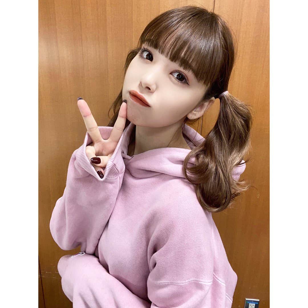 のインスタグラム：「ツインテールの日だってさ。 収録終わりにツインテールしてもらった🥰🐰♥️」
