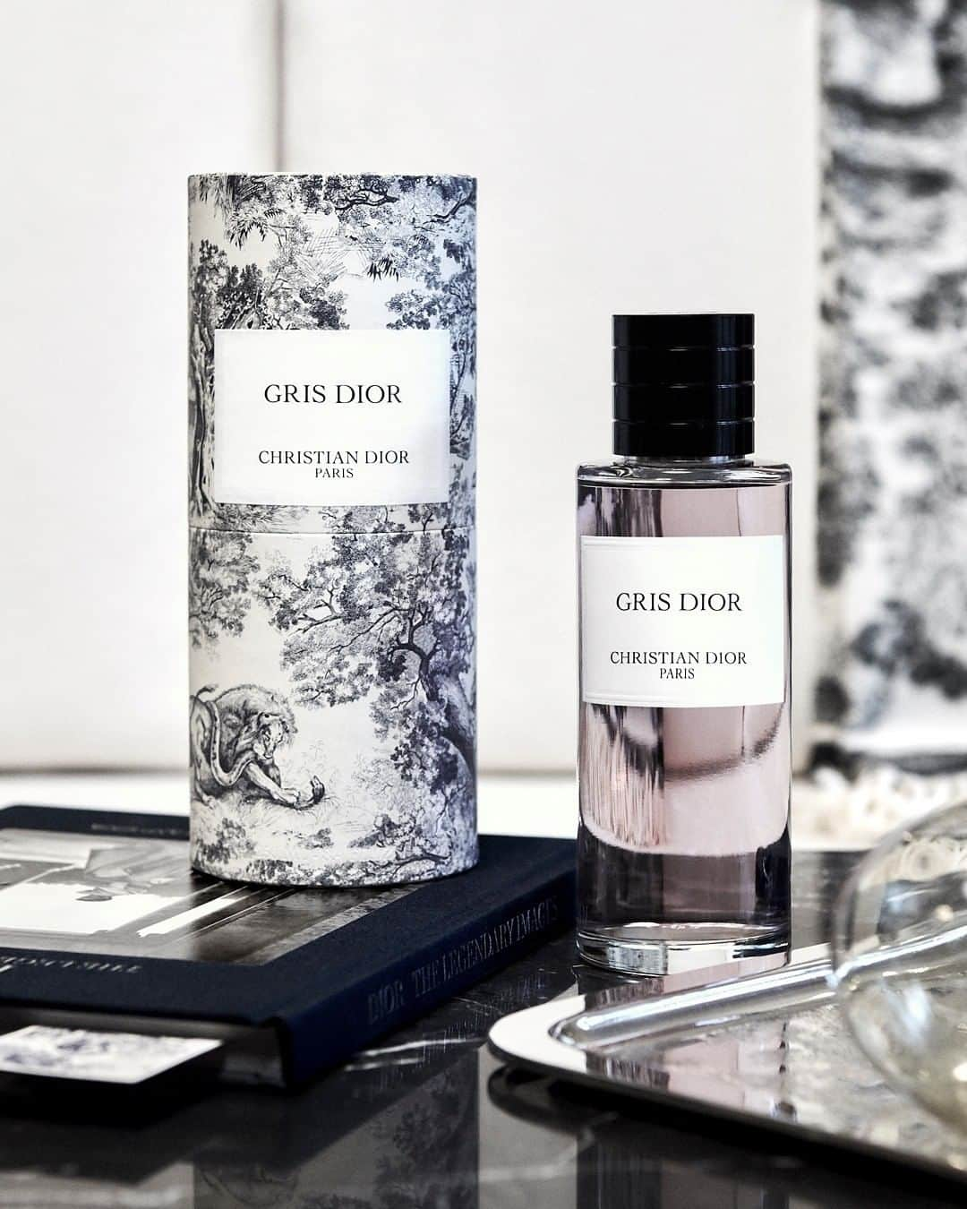 クリスチャンディオールさんのインスタグラム写真 - (クリスチャンディオールInstagram)「MAISON CHRISTIAN DIOR TOILE DE JOUY  Enhanced by the Toile de Jouy case, the Gris Dior is an iconic signature fragrance reminding the couture gray, dear to Christian Dior. • #MaisonChristianDior #DiorParfums @diorparfums」2月2日 20時00分 - dior