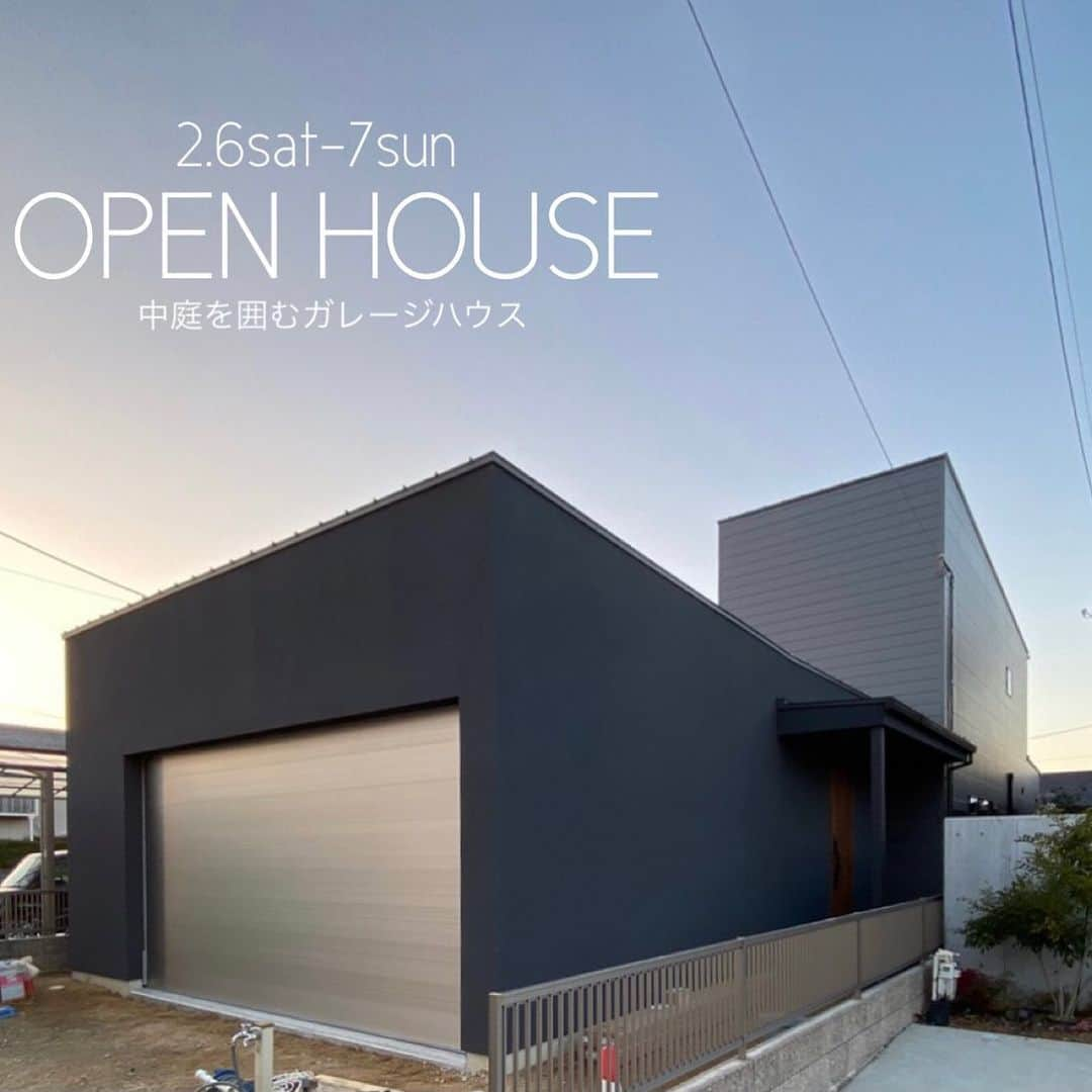 OUKEN DESIGN - 株式会社旺建のインスタグラム：「《OPEN HOUSE開催》 本日、家具搬入致しました！  OPEN HOUSE開催、残り4日！となりました。 実際の住まいをイメージして頂ける様に、ソファーやダイニングテーブルなどのインテリア商品をレイアウトして参りました。  黒を基調とした外観と、ナチュラルカラーで落ち着いた内装のコントラスト。 中庭と一体感のある吹抜けリビング。 素敵です！  ご好評の為、予約が埋まってる時間帯もございますが、まだ空きのある時間帯もございますので、是非ご来場下さい。 スタッフ一同、心よりお待ち申し上げております。  お客様のライフスタイルに合わせたフルオーダーの最新の住宅事例です。 ご家族の住まいづくりのヒントにお役立てください。 　 --------------------------- 開催日：2月6日(土) 7日(日) 時間：13:00-17:00 場所：香川県丸亀市山北町 --------------------------- 感染症対策を行い、接客いたしますので、 ご理解ご協力のほど、よろしくお願い致します。 . お子様はプレイコーナーにて、保育士資格を有したスタッフが お預かりいたしますので、ご安心ください。 . ご予約頂いた方にのみ、現地のご案内を致します。 【ご予約フォーム】または【お電話】にて、 ご希望の日時をお知らせの上、お申し込みください。 . ---------------------------------- 詳しくはプロフィールトップのURLから→　@oukendesign ---------------------------------- スタッフ一同、心よりお待ちしております！ . #内覧会 #見学会 #イベント #オープンハウス #ガレージ #インナーガレージ #中庭 #二階建て#zeh #パッシブハウス #採光 #通風 #香川の家 #岡山の家 #インテリア #インテリアデザイン #cocospace #ココスペース #高気密高断熱 #耐震等級3 #長期優良住宅 #ヒノキ #桧 #ua値 #c値 #自由設計 #注文住宅 #デザイン住宅 #ouken #旺建」