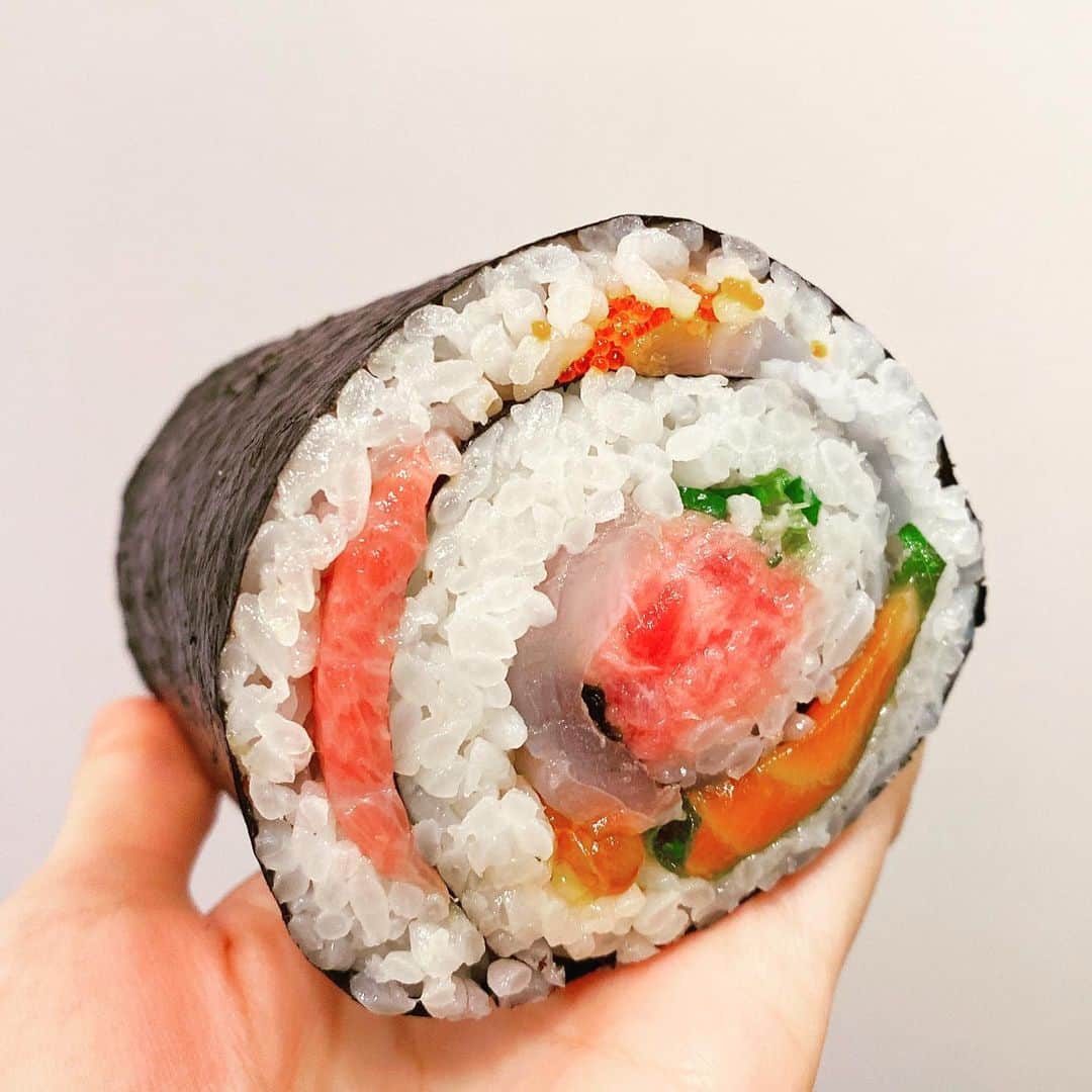 美雪ありすのインスタグラム：「恵方巻きおいしかったです😋　  皆さんは食べましたか？👹」
