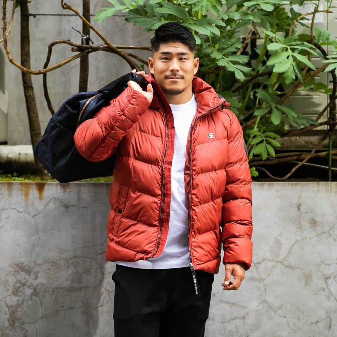 G-Star RAW Japanさんのインスタグラム写真 - (G-Star RAW JapanInstagram)「【ラガーマンの1週間着回しコーデ】  アスリート体型が抱える、洋服の悩みを解消！ラグビー選手の1週間のシチュエーションに合わせた、7日間の着回しコーデを、ウエスト90センチ、ヒップ102センチ、太もも60センチのプロラグビー選手・松田力也氏がモデルとなってご紹介します。  スペシャルサイトは @gstarraw_jp 公式サイトで公開中！  松田力也選手着用： ■WHISTLER HOODED PUFFER JACKET No. D14010-B958-5298 SIZE : M  ■PREMIUM CORE TYPE C SWEATPANTS No. D15653-C235-6484 SIZE : M  ■RAW BLOCK RASTER SWEATER No. D17897-A613-906 SIZE : XL  ※写真は昨年11月（緊急事態宣言発令前）に撮影したものです。撮影現場では、新型コロナウイルス感染症防止対策を十分に行い撮影しました。 ・ ・ ・ @rikkyon10 #GStarRAW #GStarRAWjapan #HardcoreDenim #denim #sustainable #ジースターロゥ #デニム #サステナブル #デニムRAWコーデ #松田力也 #MatsudaRikiya #rugby #ラグビー #ラグビー選手 #トップリーグ #パナソニックワイルドナイツ #panasonicwildknights #wildknights ﻿#ワイルドナイツ」2月2日 20時00分 - gstarraw_jp