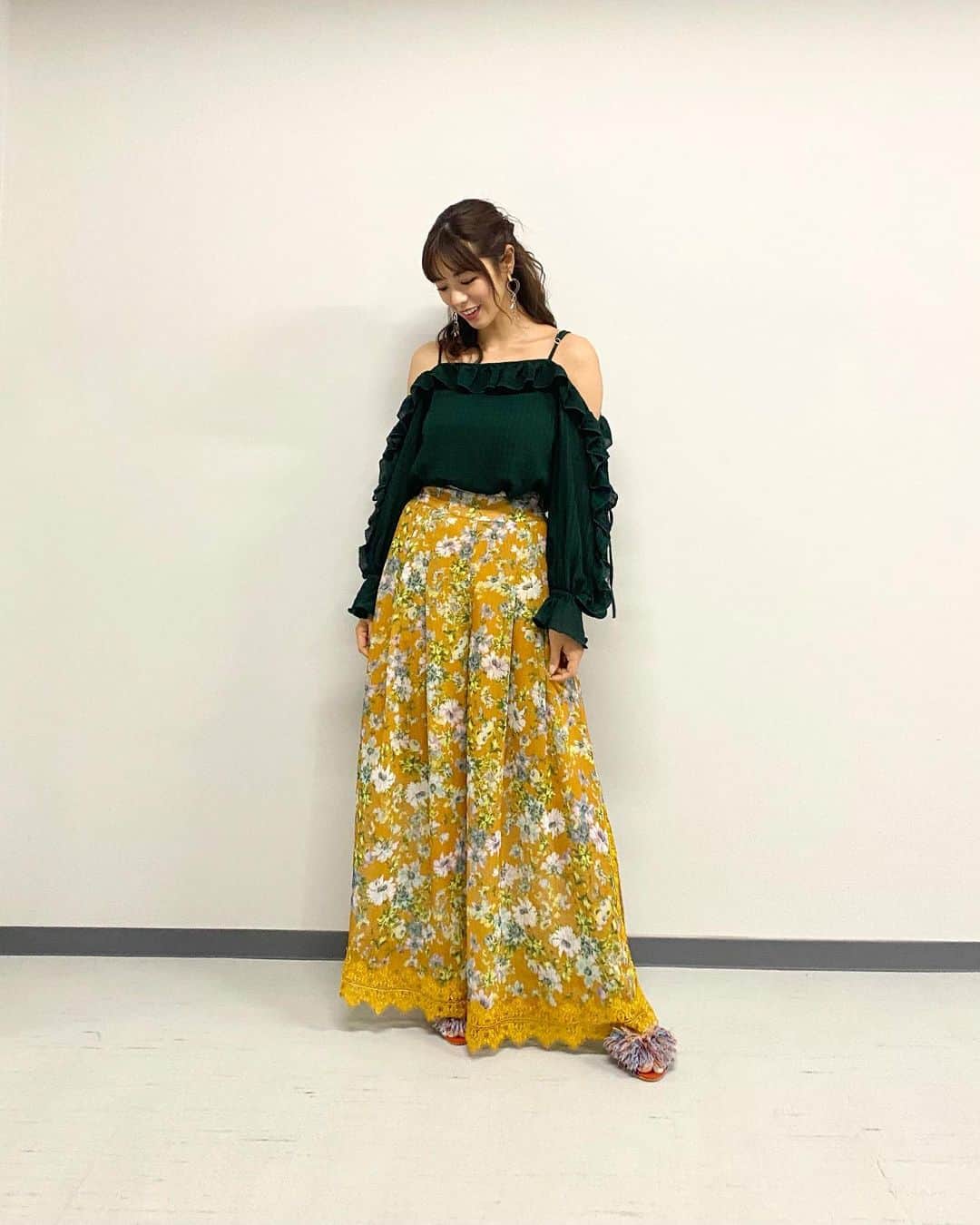 わちみなみのインスタグラム：「トリニクって何の肉！？﻿ ご覧ください☺️﻿ 今回から内容がガラッと変わって.﻿ わたしは優等生じゃないかも...👓﻿ ﻿ 衣装今回もめちゃかわいかったです！わたしのマネージャーさん、”えろかわいいかんじで”でオーダーしてくださってるらしい笑　たしかに💞  @toriicamera  ﻿ トップス.パンツ▶︎ @_estella.k_ ﻿ サンダル▶︎ @lily_brown_official ﻿ イヤリング▶︎ @dr.jimmy0123 ﻿ ﻿ #トリニクって何の肉！？﻿ #わちみなみ　#衣装　#オフショル　 #肩女」