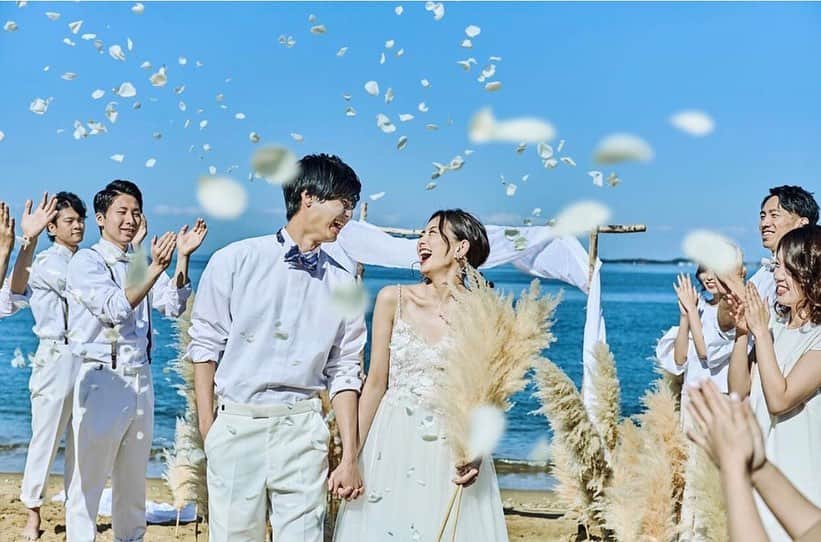松永ちさとのインスタグラム：「🐚海沿いwedding🐋 先月の福岡はこの花嫁でした すすきのbouquet × Tiffanybule バランスがすてきなブーケ𓍯 @hanakazu.weddingflowers  ✴︎ 2.3枚目のセパレートドレス topsとパンツスタイルでpartyも◎ @halfpennylondon  ✴︎ d. @ibis_wedding  dress select きゅんです♡♡ #weddingdress @thesweetcollection_by_juno  ✴︎ #wedding #chisawedding #松永ちさと」