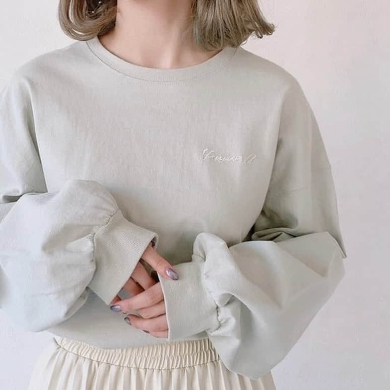 Vannie Officialのインスタグラム：「【ニュアンスロゴロンT】¥2,700+tax   ゆる感がたまらない！   《styling》 VANNIE UのオリジナルプリントTが登場♪ リラックス感のあるリブパンツや、フェミニンなスカートとも相性抜群◎   《detail》 女性らしいニュアンスシルエットをプラスすることで、カジュアルになり過ぎない絶妙なフェミニンさを表現しました♪ ワイドな身頃は、バサッと着るだけで抜け感のある印象に◎   《fabric》 透け感のないオールシーズン使用可能な素材 ※詳しいお手入れ方法は商品タグをご参照ください。   #vannie_u#ヴァニーユー #ZOZOでしか買えない⠀⠀   お問い合わせはDMまでご連絡ください☺︎」