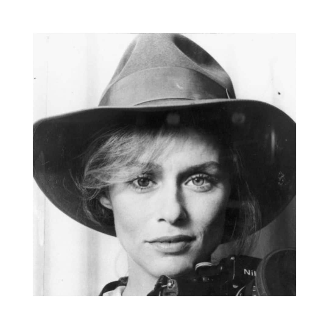 ラ・スリーズ・シュ・ル・シャポーのインスタグラム：「Inspiration: #1 Lauren Hutton. Le chic avec un tempérament de choc. Le masculin- féminin parfait ...Les photos parlent d’elles mêmes !   #carnetdinspiration #hats #masculinfeminin #atelierboutique #intemporel」