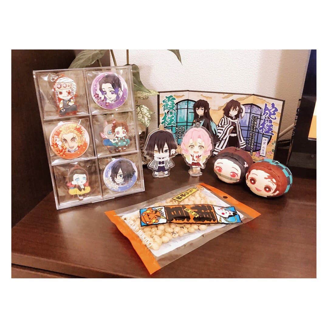 小河結香のインスタグラム：「今日は節分ですね👹 鬼と鬼狩り様を飾りました🥰 そして我が家にも小さな鬼が… 炭治郎を捻り潰してました😅 なんだかんだで平和です💕 #節分 #鬼滅の刃 #鬼滅の節分 #小さな鬼さん #福は内」