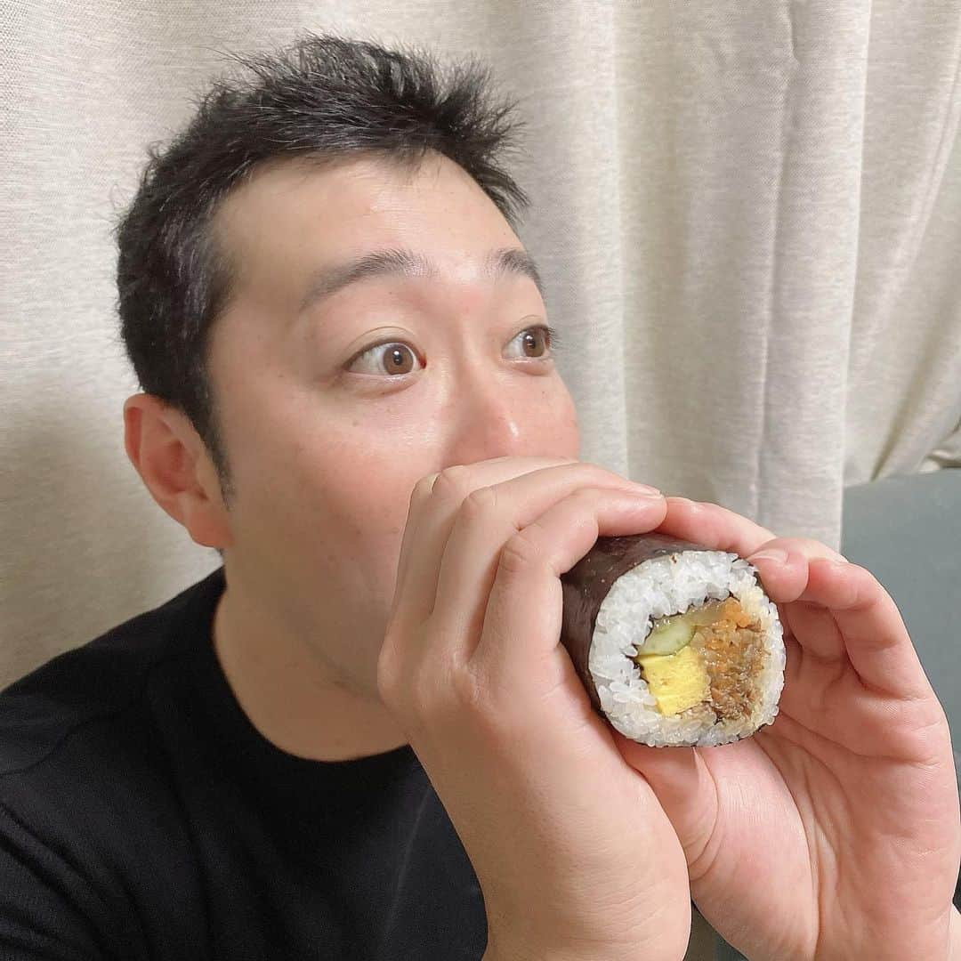 宮下純一さんのインスタグラム写真 - (宮下純一Instagram)「皆さんはもう食べたかなぁ？恵方巻き😍南南東を向いて黙ってモグモグモグモグ☺️いゃーアサリのお味噌も合う合う‼️恵方巻きと唐揚げの組み合わせはレアですね😂コロナが早く収束します様に🤲#恵方巻き #節分 #渦潮恵方巻き #コロナ収束願う」2月2日 20時06分 - junichi1017