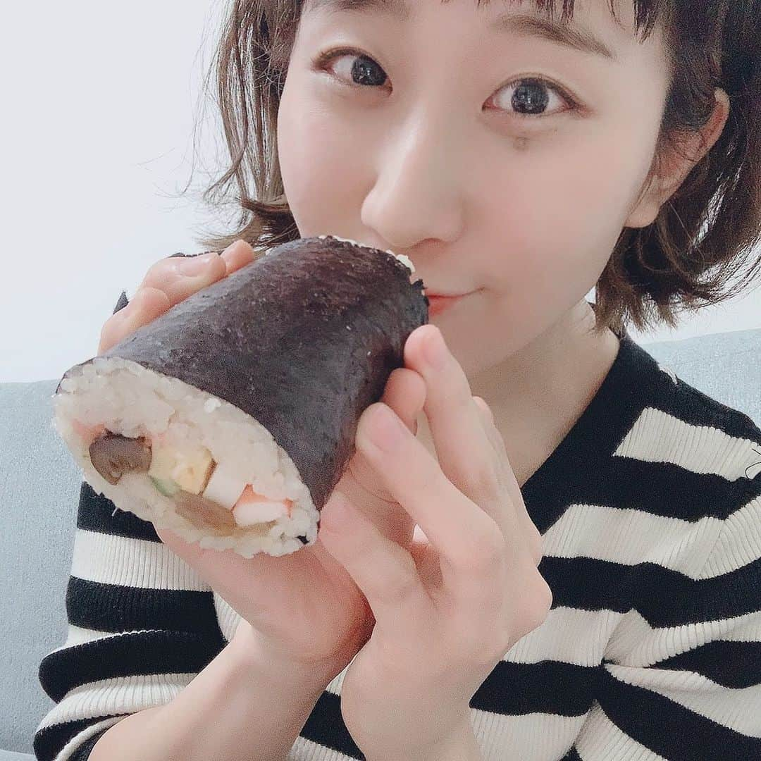 ぱちおまるのインスタグラム：「恵方巻きうまうま みなはたべたか？  #食べ物の行事は #絶対参加 #くいしんぼうおばけ  #がぉーっ #おやすみんごりら」